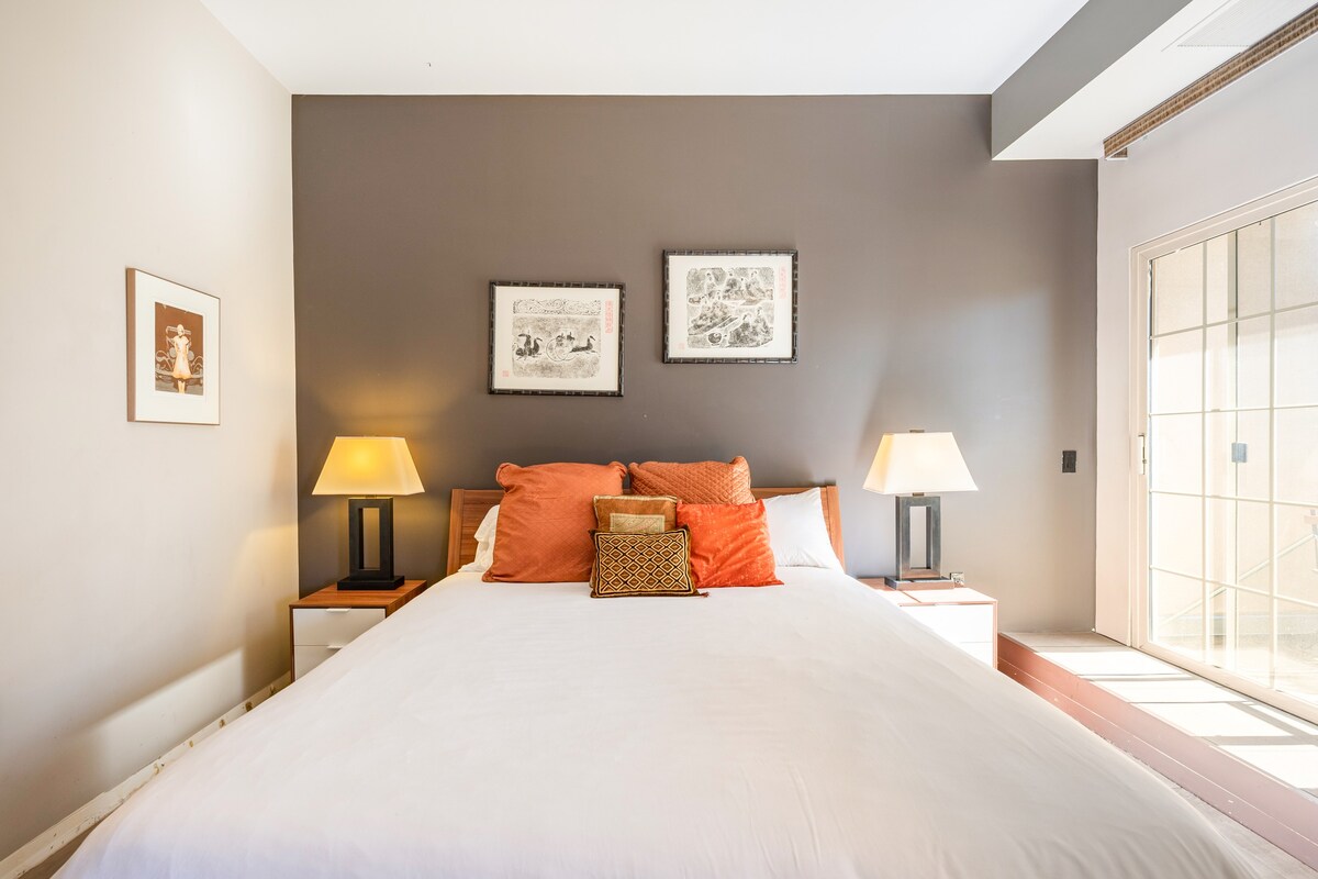 Stunning City + Mtn View Condo, King Bed, Patio photo 2