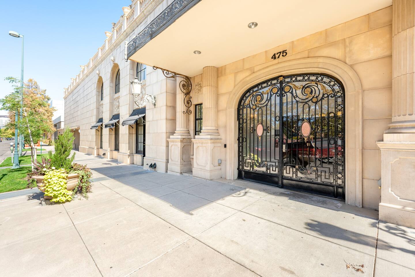 Stunning City + Mtn View Condo, King Bed, Patio photo 5