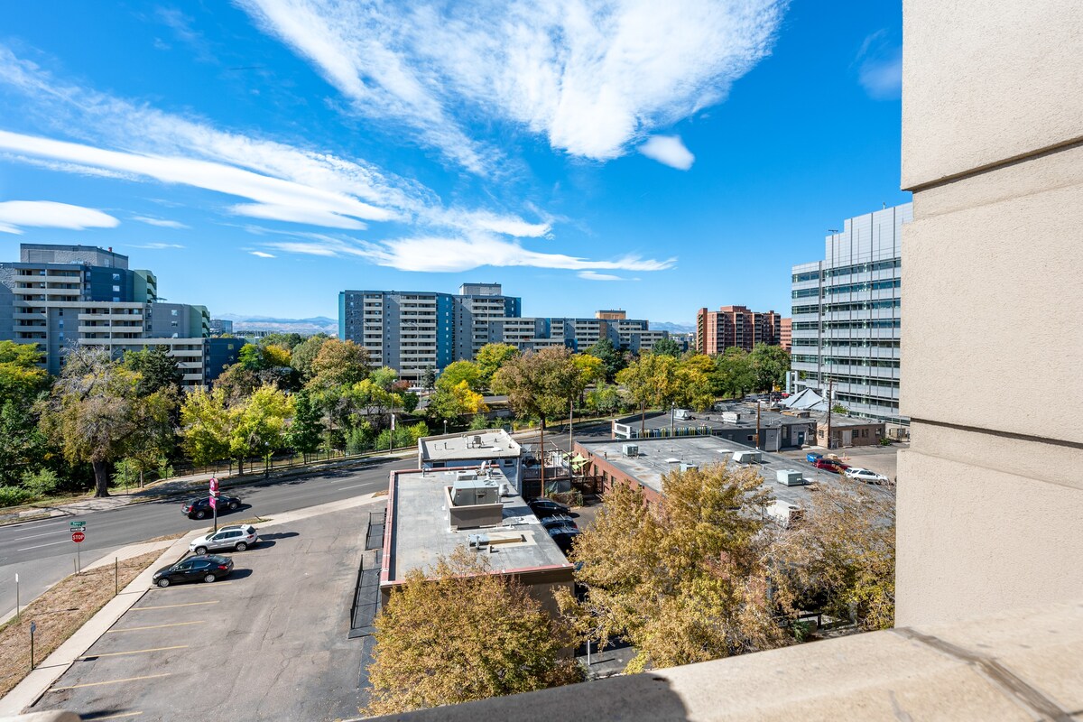 Stunning City + Mtn View Condo, King Bed, Patio photo 4