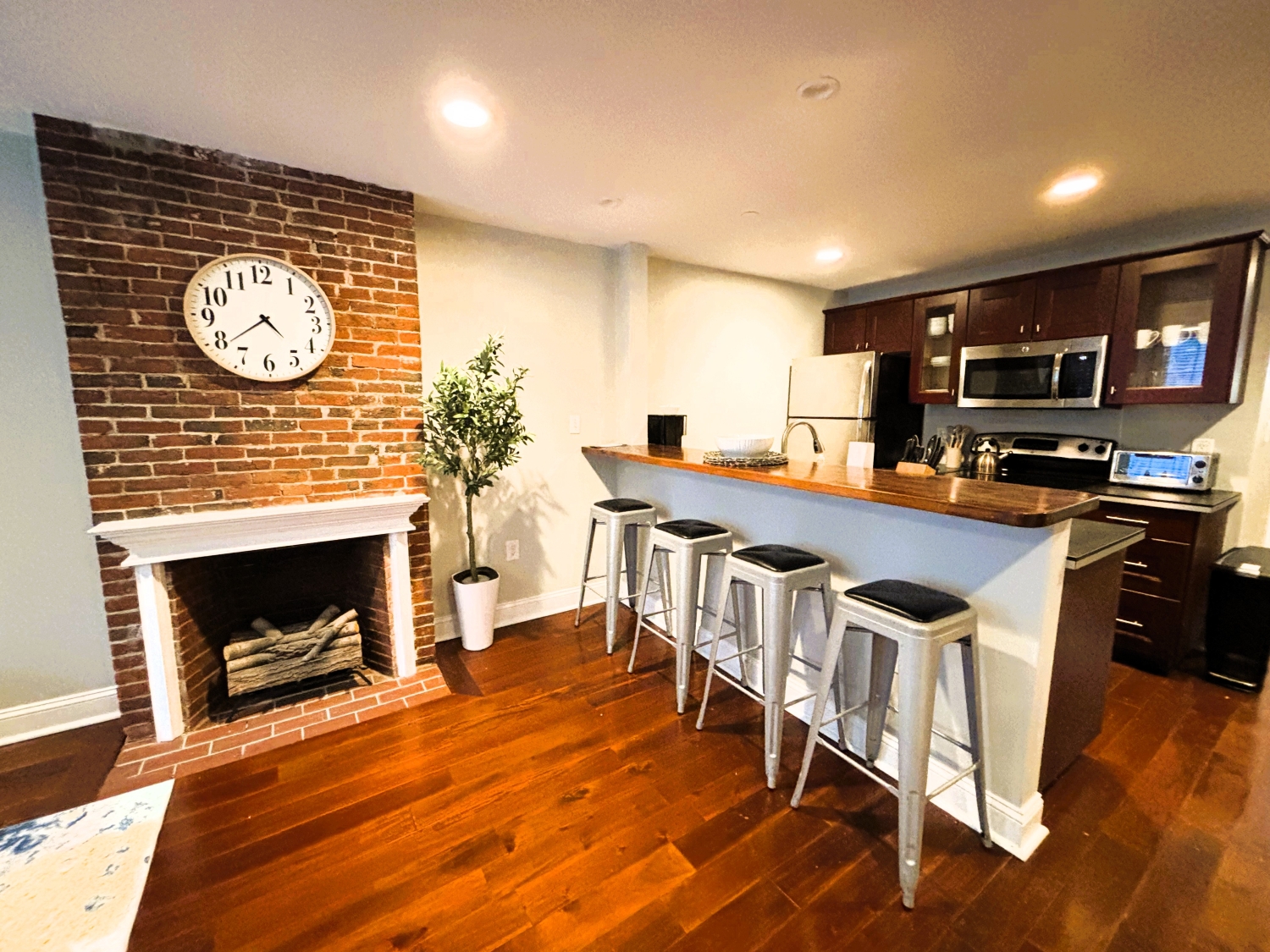 Furnished, Spacious 1B in Boston’s Historic Faneui photo 2