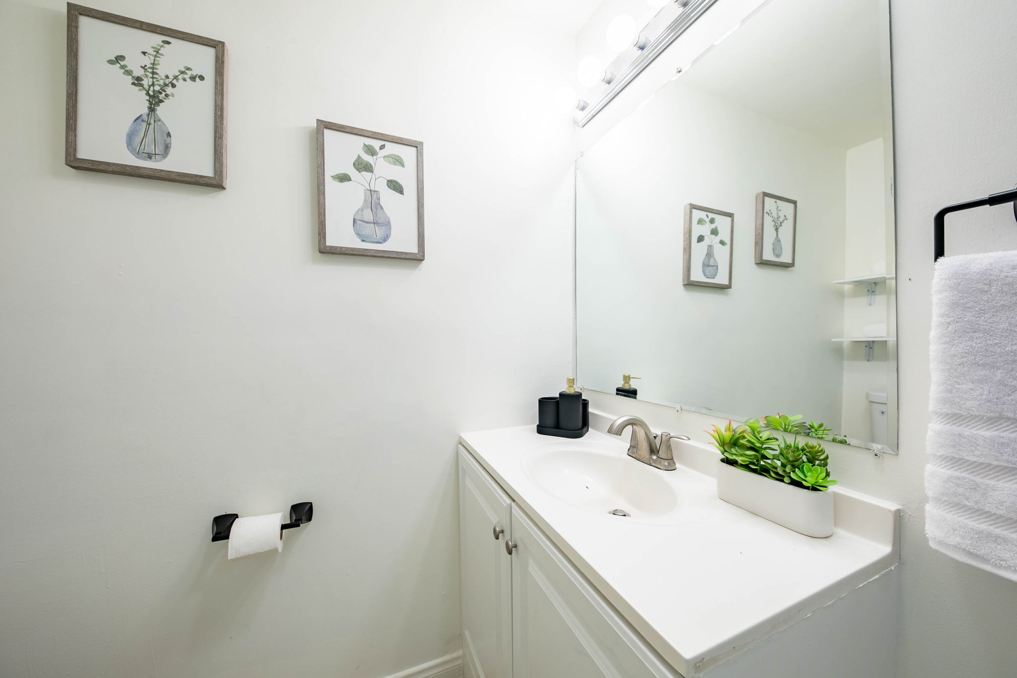 *NEWLY* Remodeled Chic Home near Disneyland photo 4