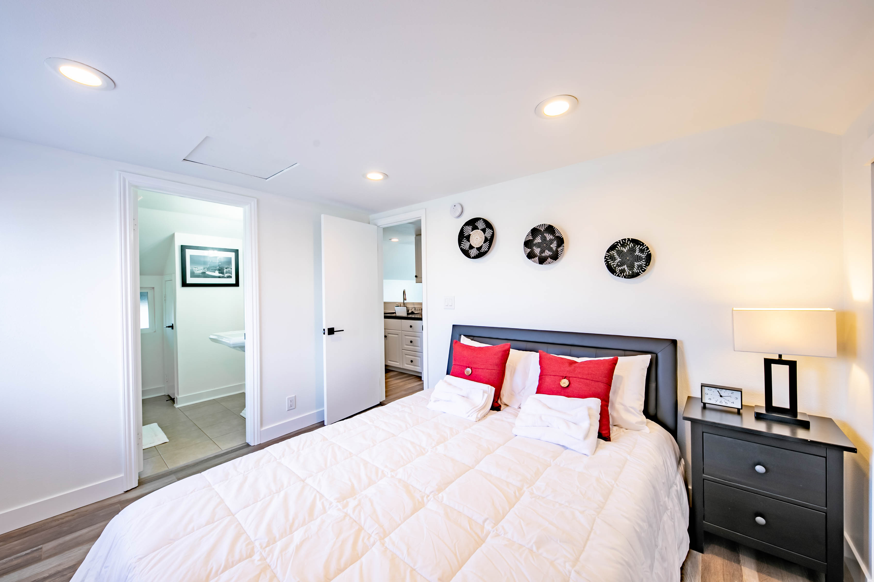 Stylish 1 Bed | Easy Parking | Great Location photo 3