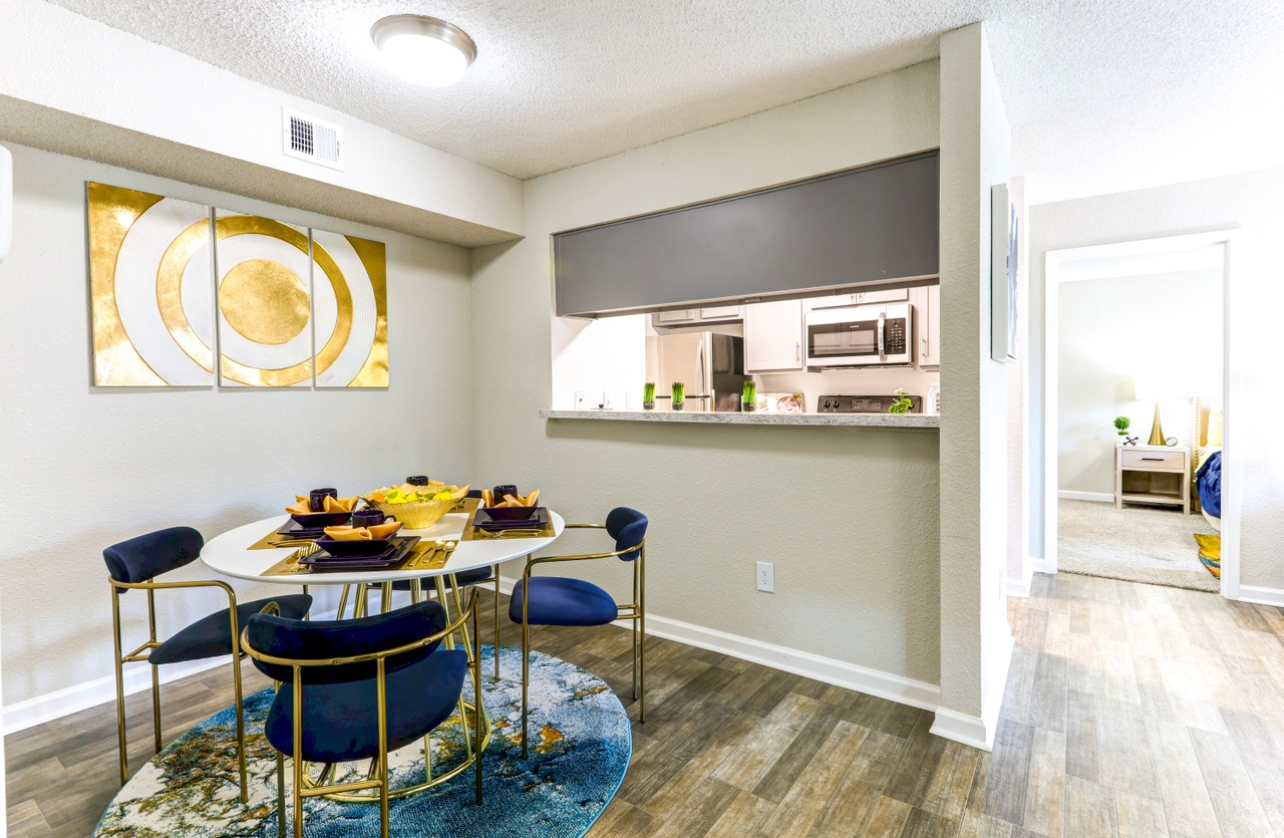 2 Charming APT photo 2