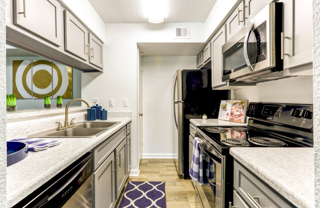 2 Charming APT photo 5