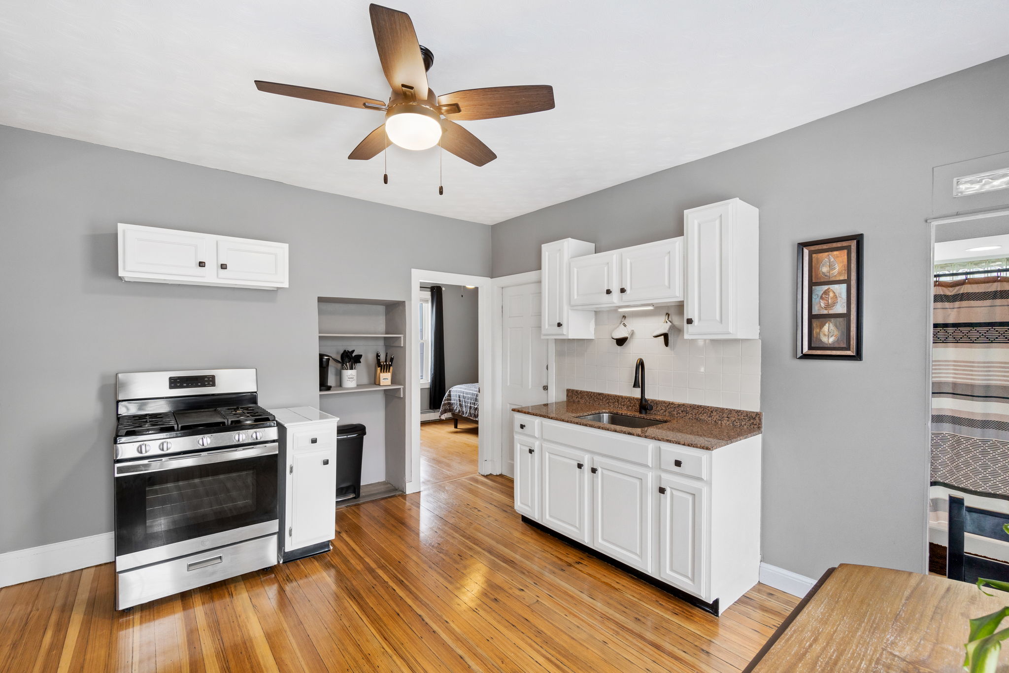 Beautiful 2 Bedroom Apartment, SAFE QUIET Area photo 4