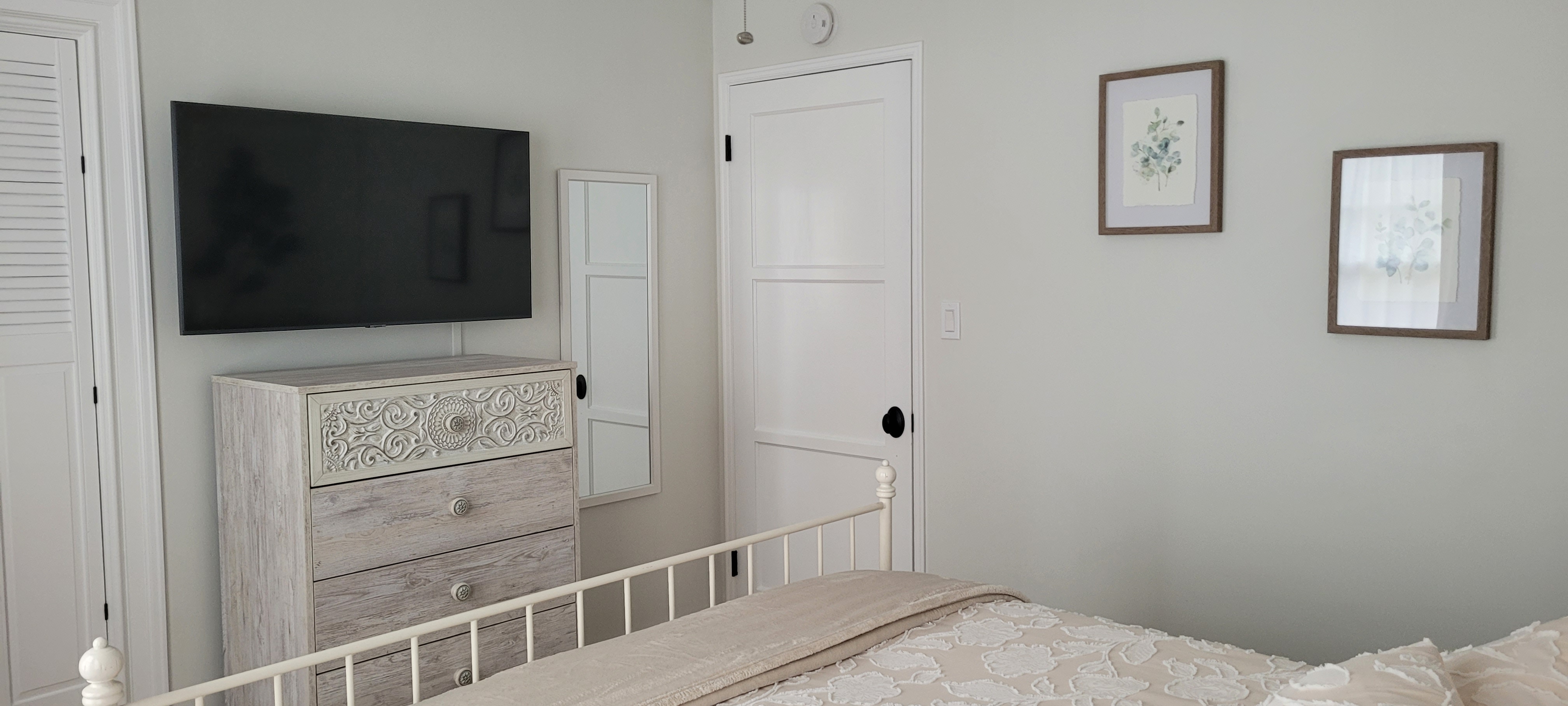 Private Bedroom / Shared Bath with One Female  photo 3
