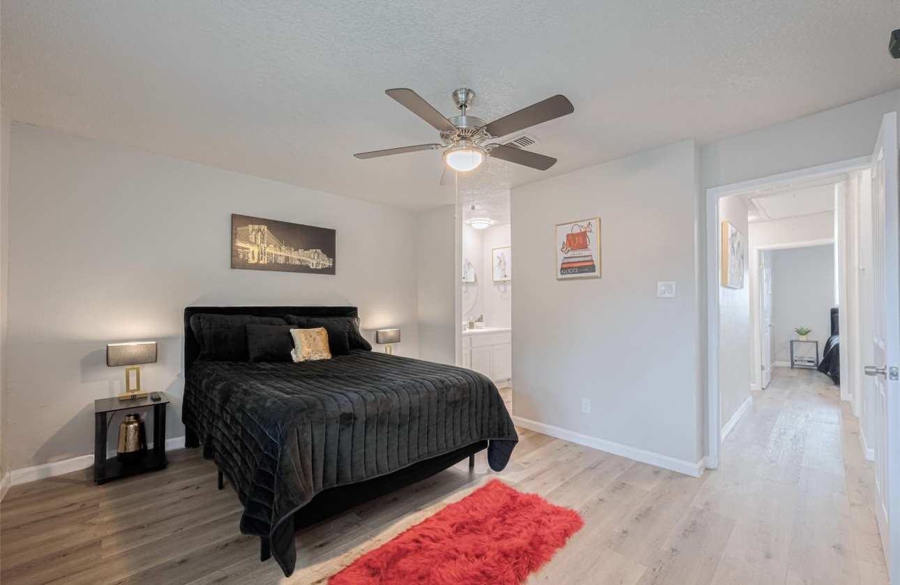 Private Room Bed/Bath with All Bills Paid photo 2