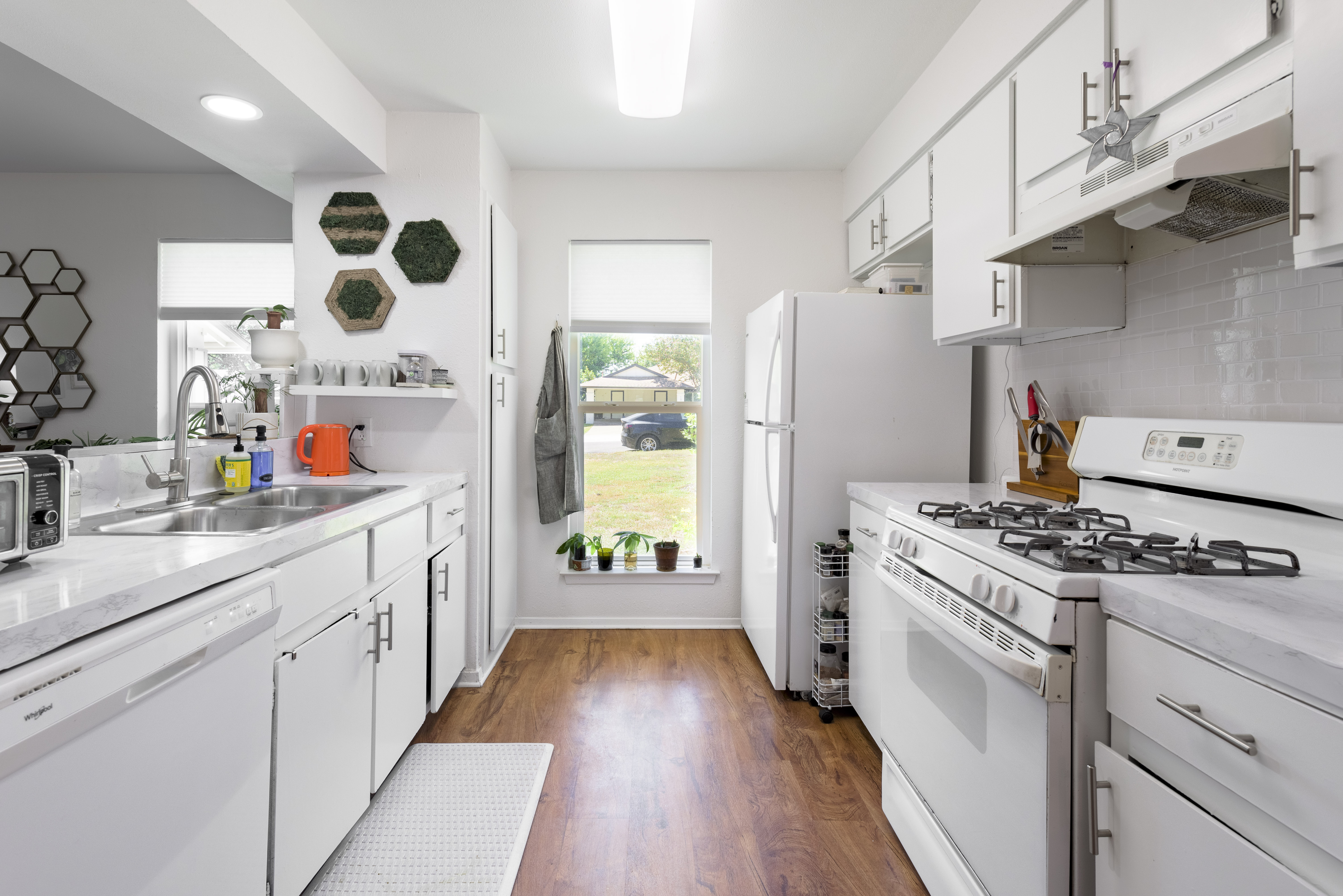 Modern Duplex in quiet, convenient neighborhood.  photo 2
