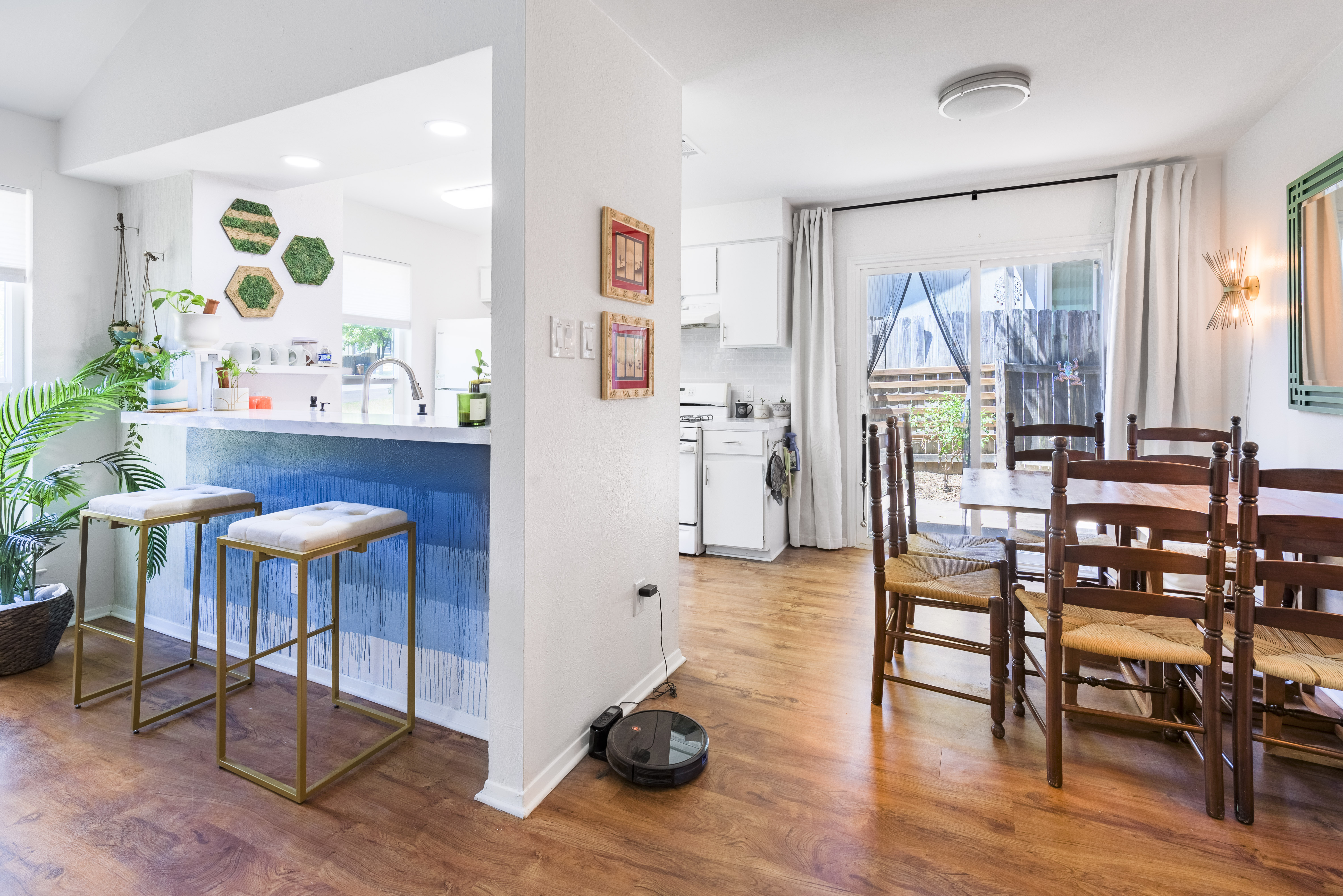 Modern Duplex in quiet, convenient neighborhood.  photo 4