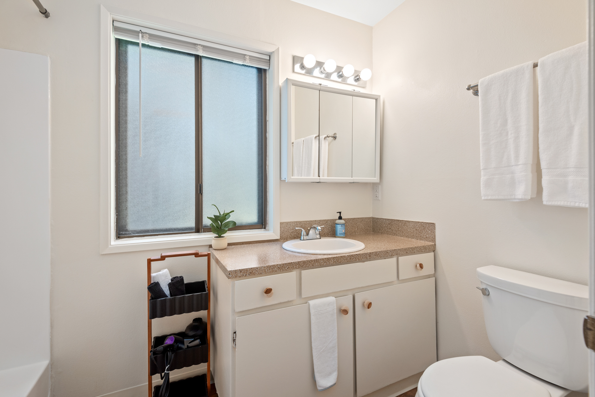 Spacious & Bright, 1st Floor, Balcony, Parking Inc photo 5