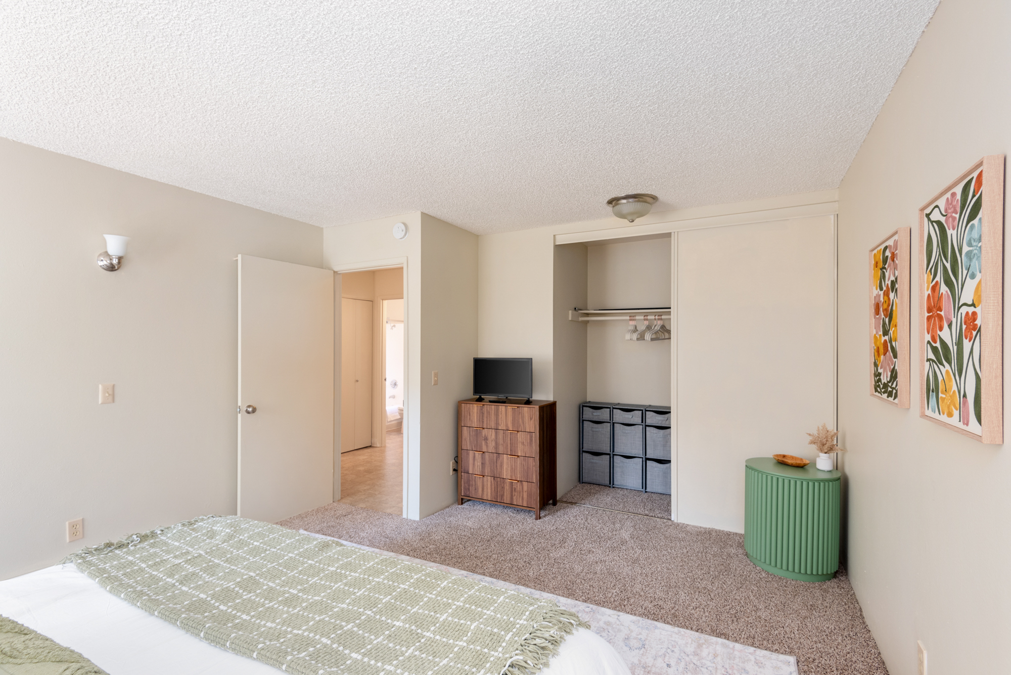 Spacious 1st Floor, Balcony, Off street Parking photo 2