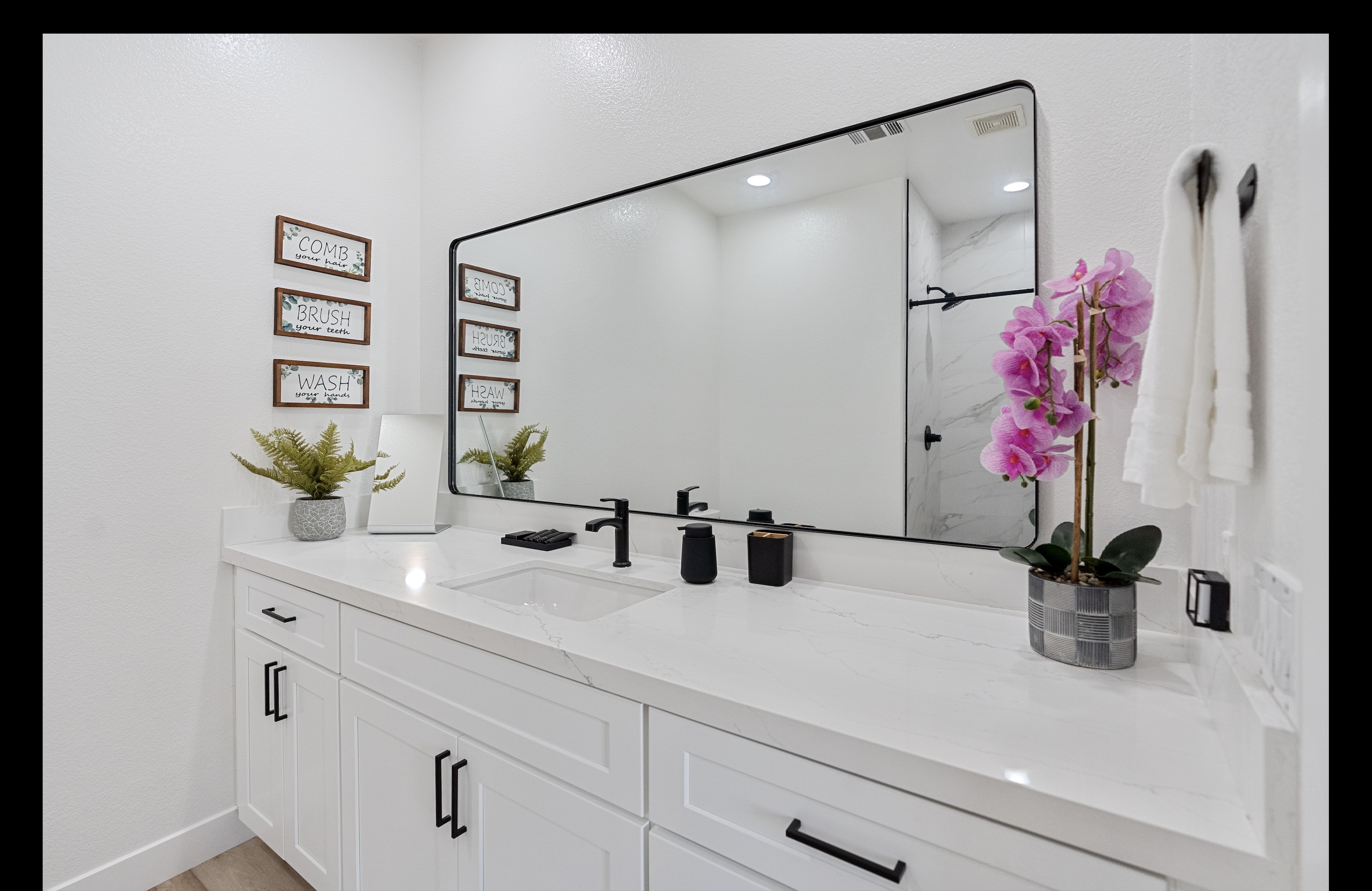 Modern, Furnished, 30+ Day Stay! Booking Fast! photo 3