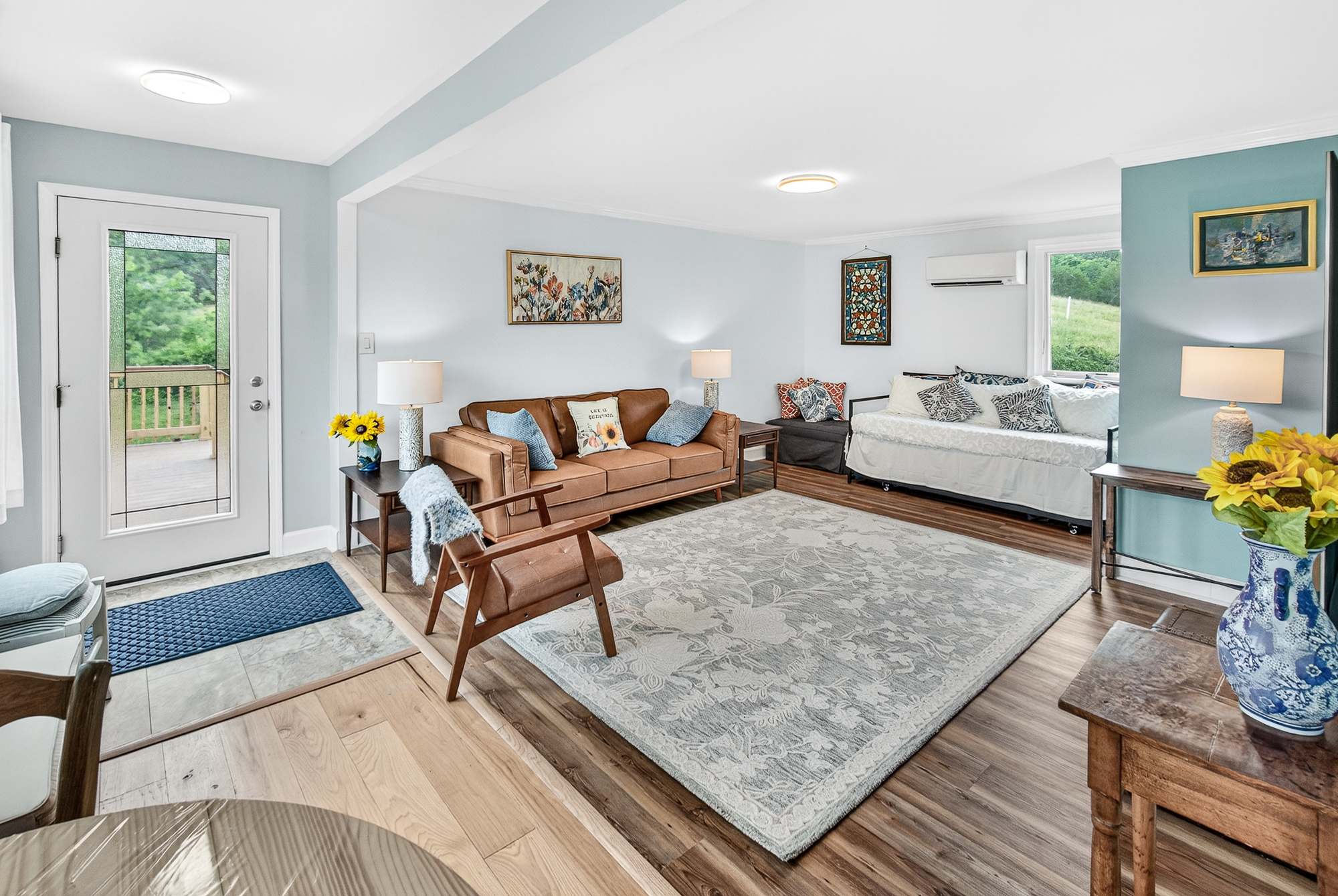 Fully Furnished, utilities included, sunning Views photo 4