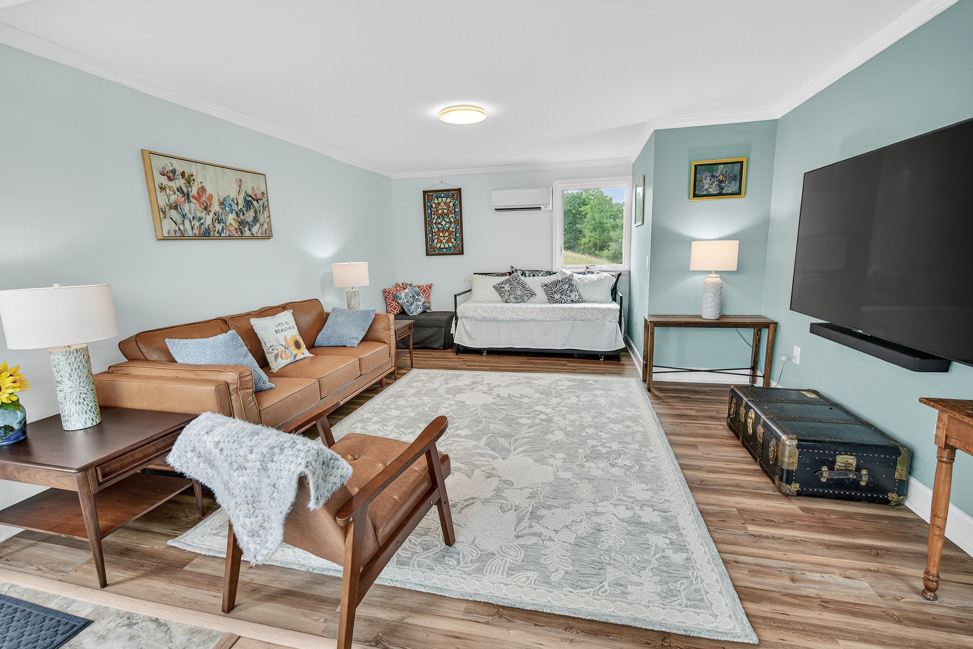 Fully Furnished, utilities included, sunning Views photo 2