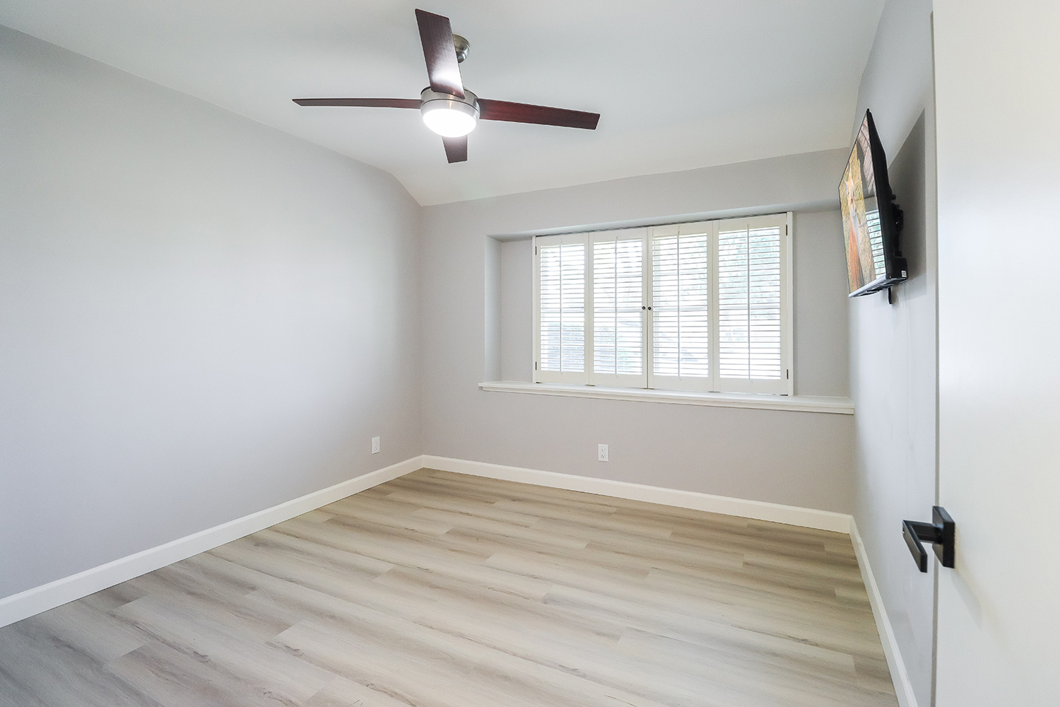 Stylish & Pet-Friendly  Home in Woodland hills  photo 3