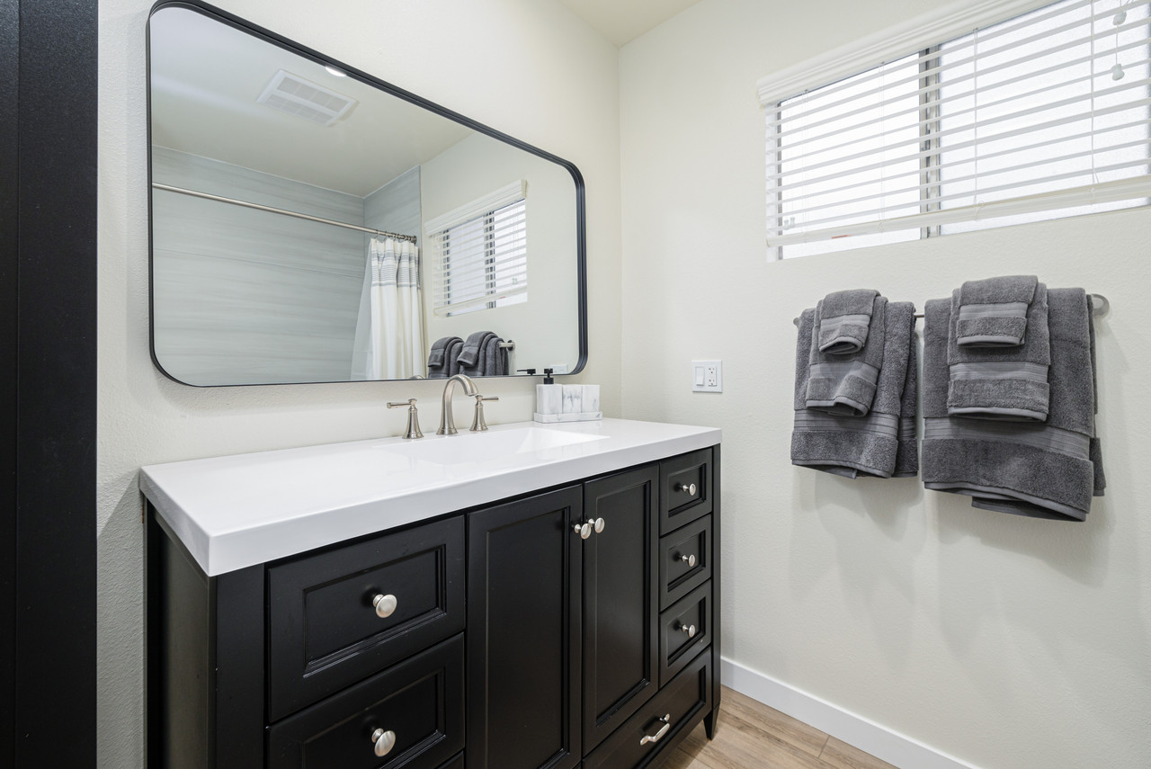 Private 2BD w/ In Unit W/D, Full Kitchen & Yard photo 5
