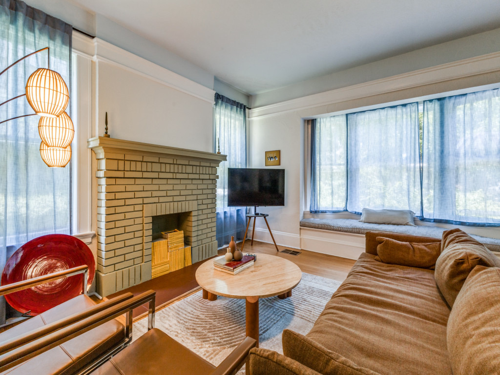 Entire apartment at historic Munger Place photo 2