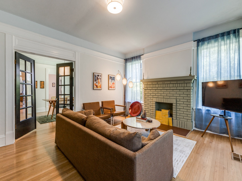 Entire apartment at historic Munger Place photo 4