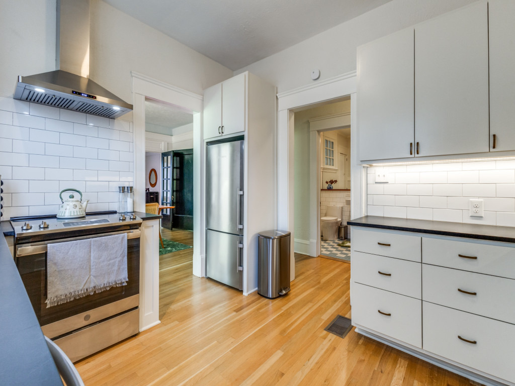 Entire apartment at historic Munger Place photo 5