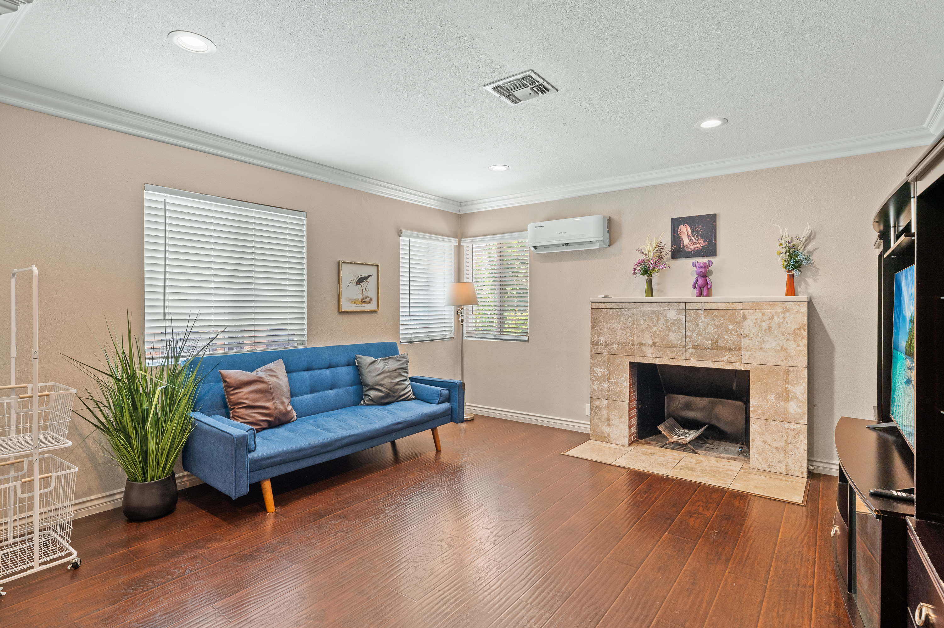 Modern Family Home w Full Amenities & Near ONT photo 5