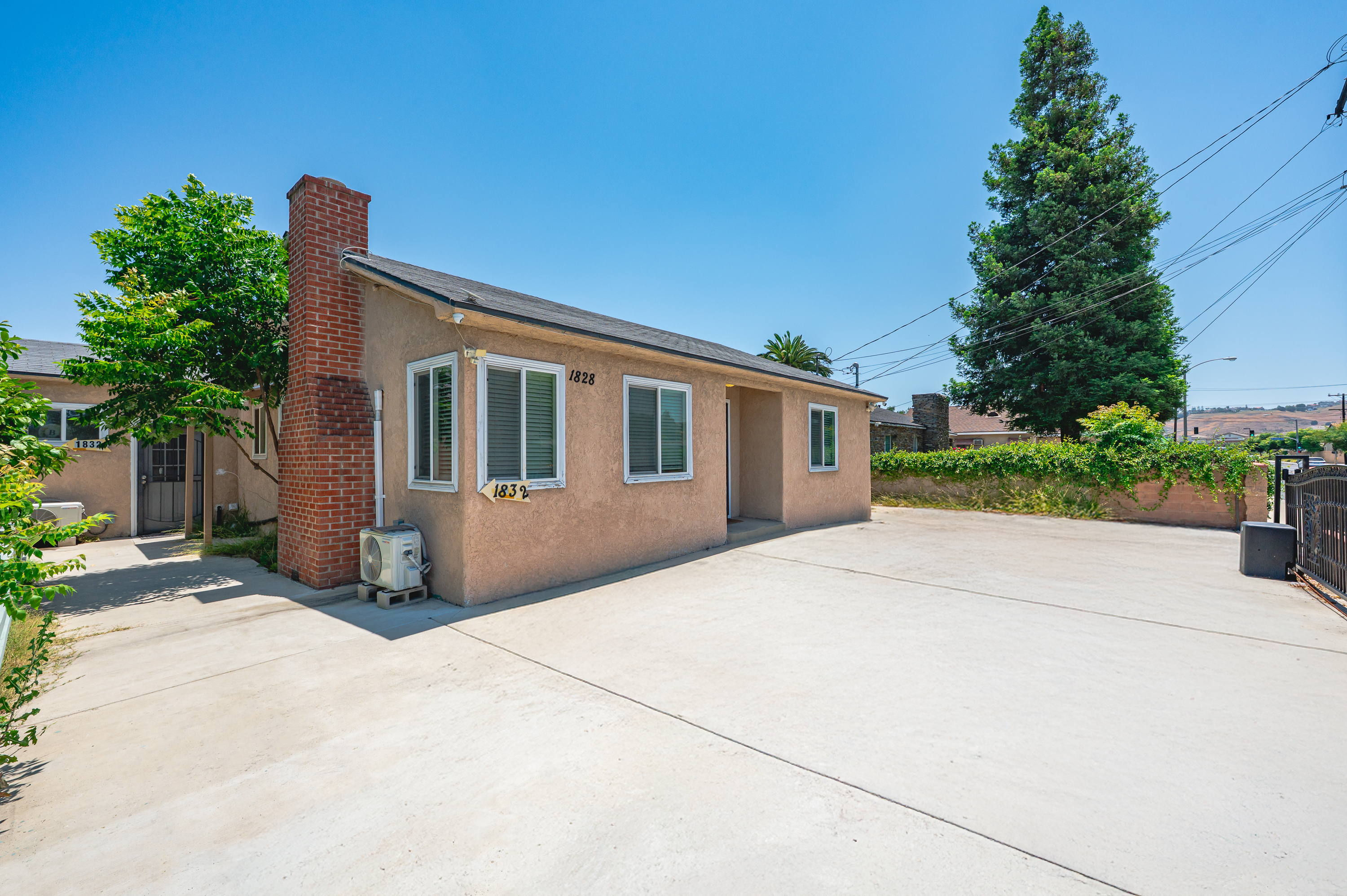 Modern Family Home w Full Amenities & Near ONT photo 2