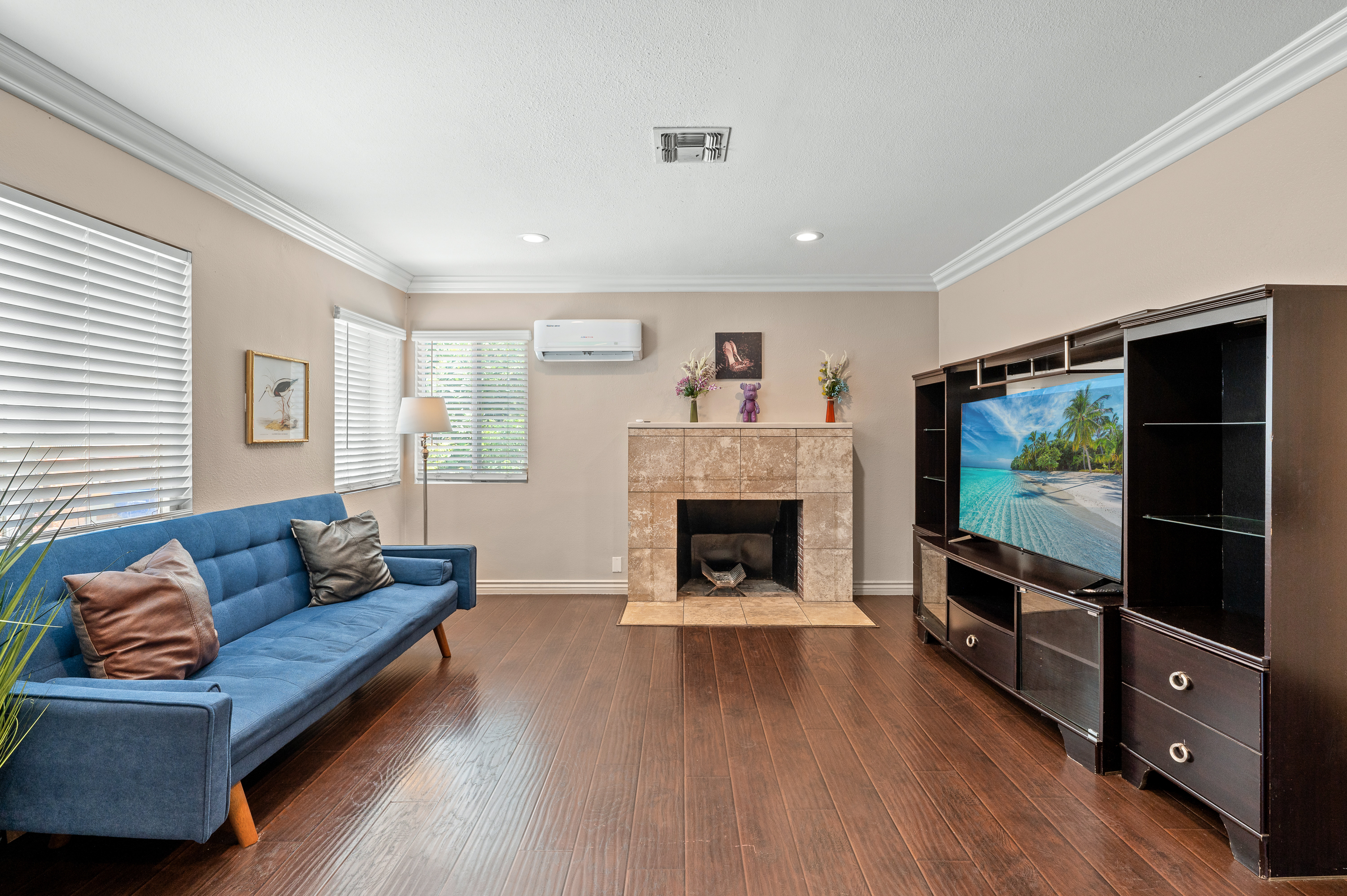Modern Family Home w Full Amenities & Near ONT photo 4