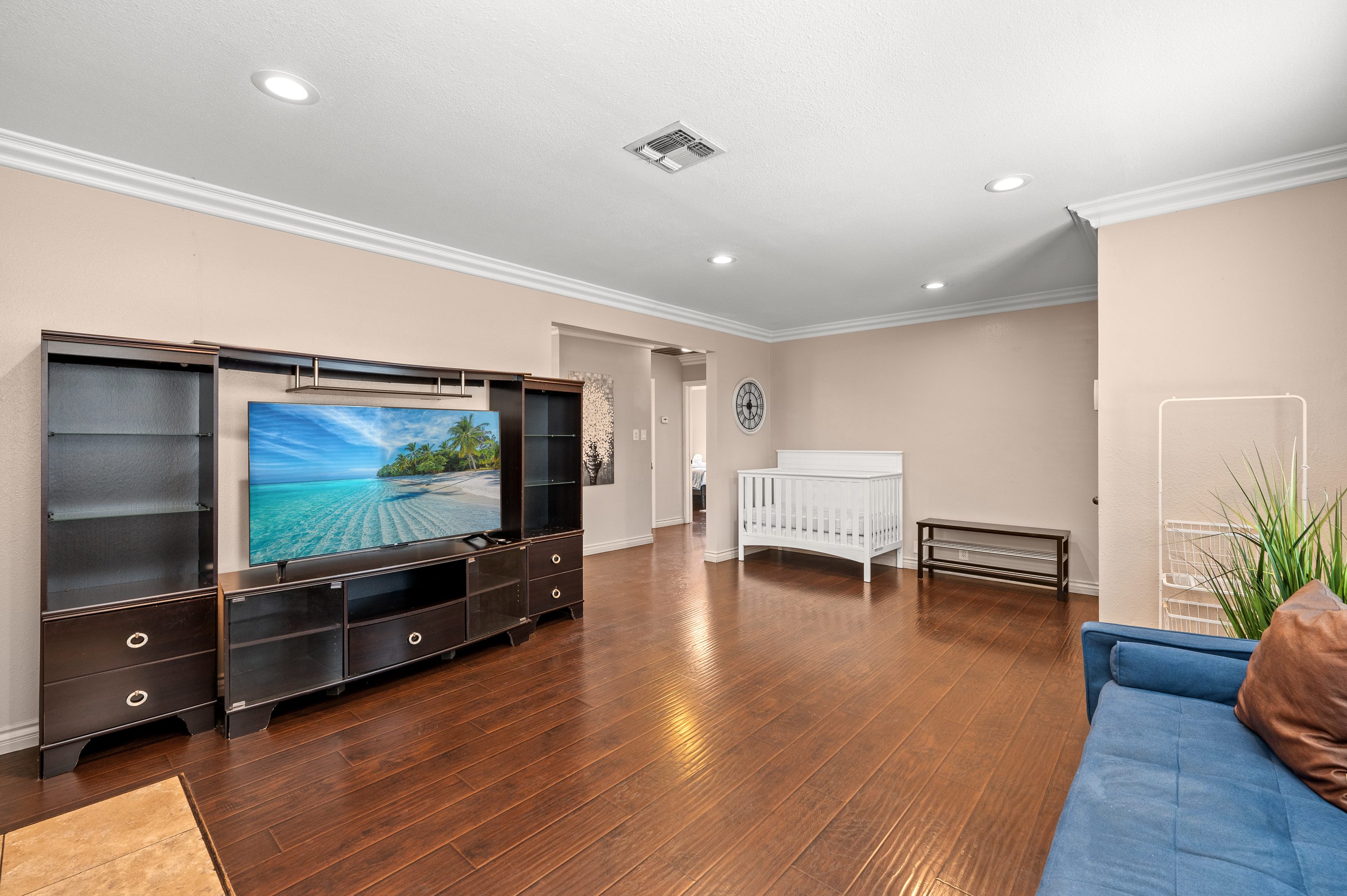 Modern Family Home w Full Amenities & Near ONT photo 3