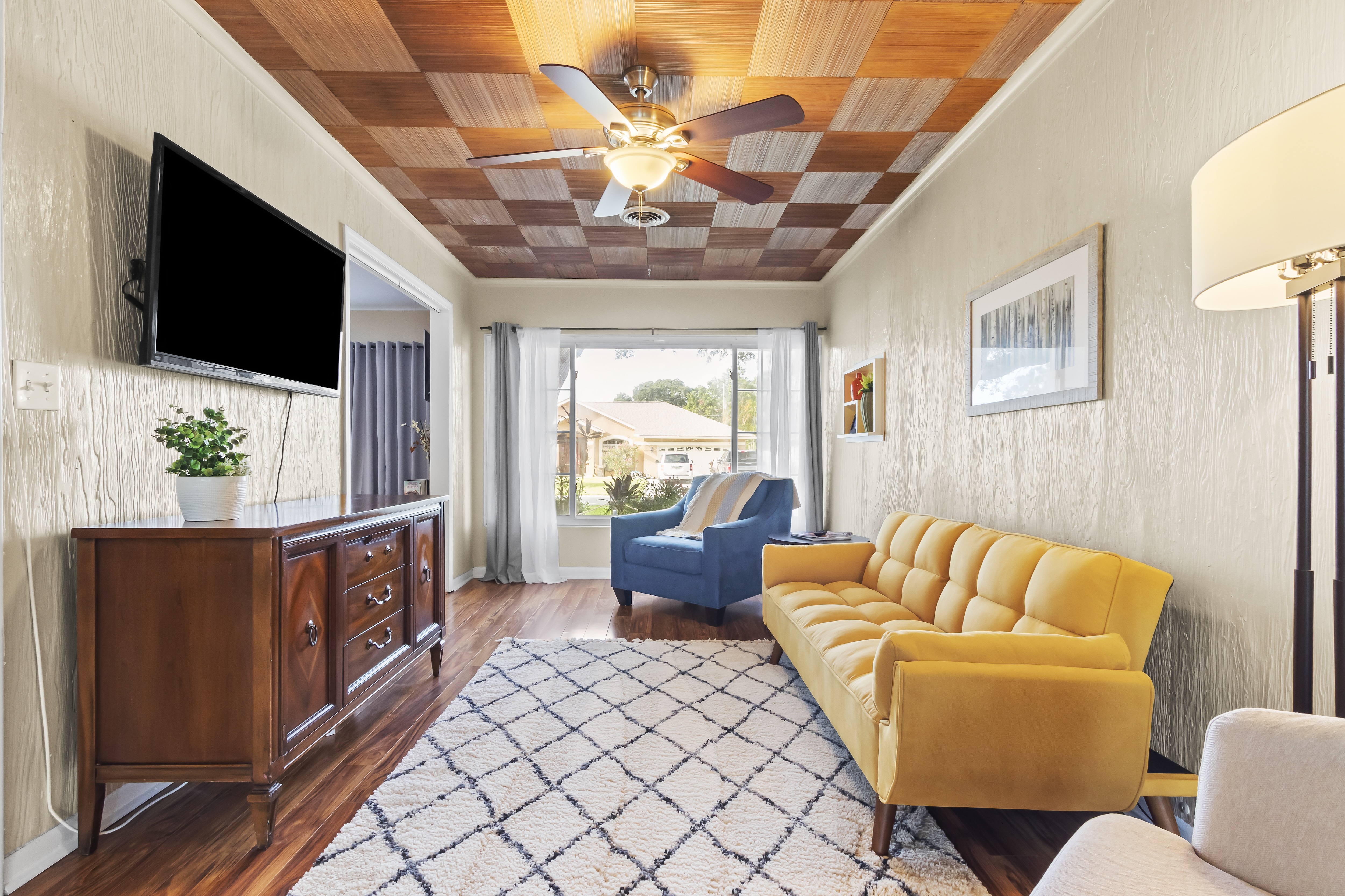 MidCentury Charmer 10 Minutes to Beach photo 3