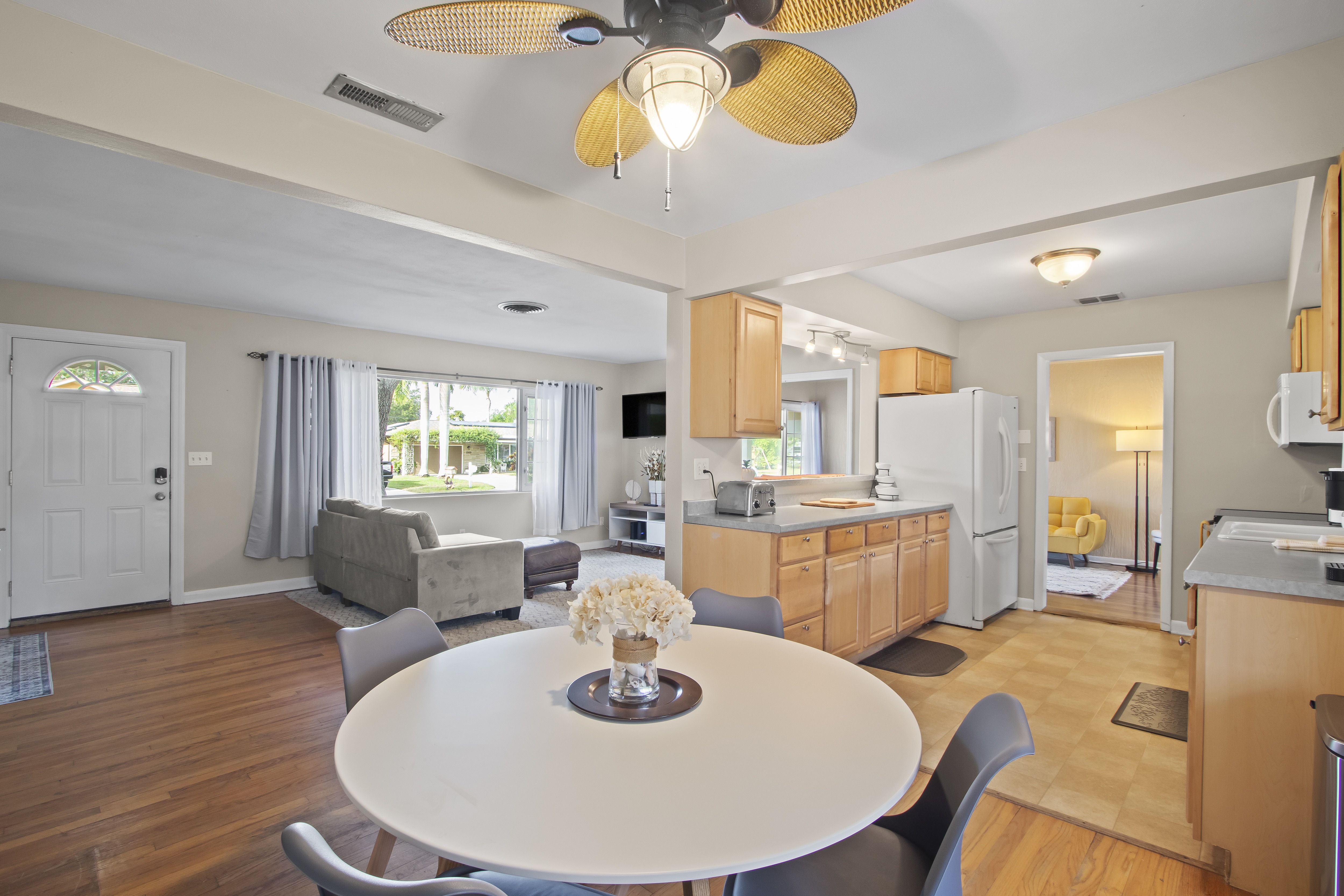 MidCentury Charmer 10 Minutes to Beach photo 4