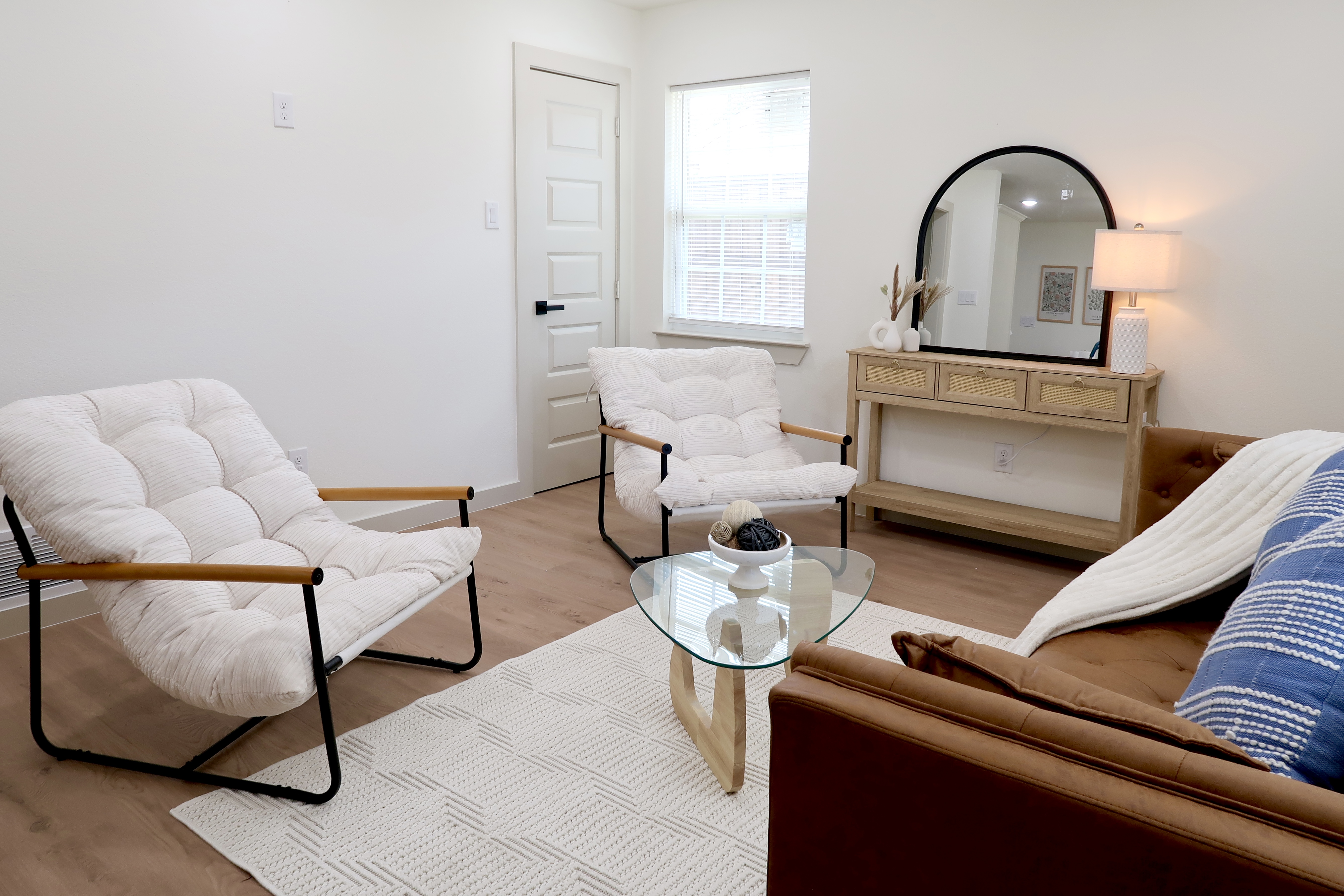 Perfectly Located 3b2b Entire Home + Workspace photo 3