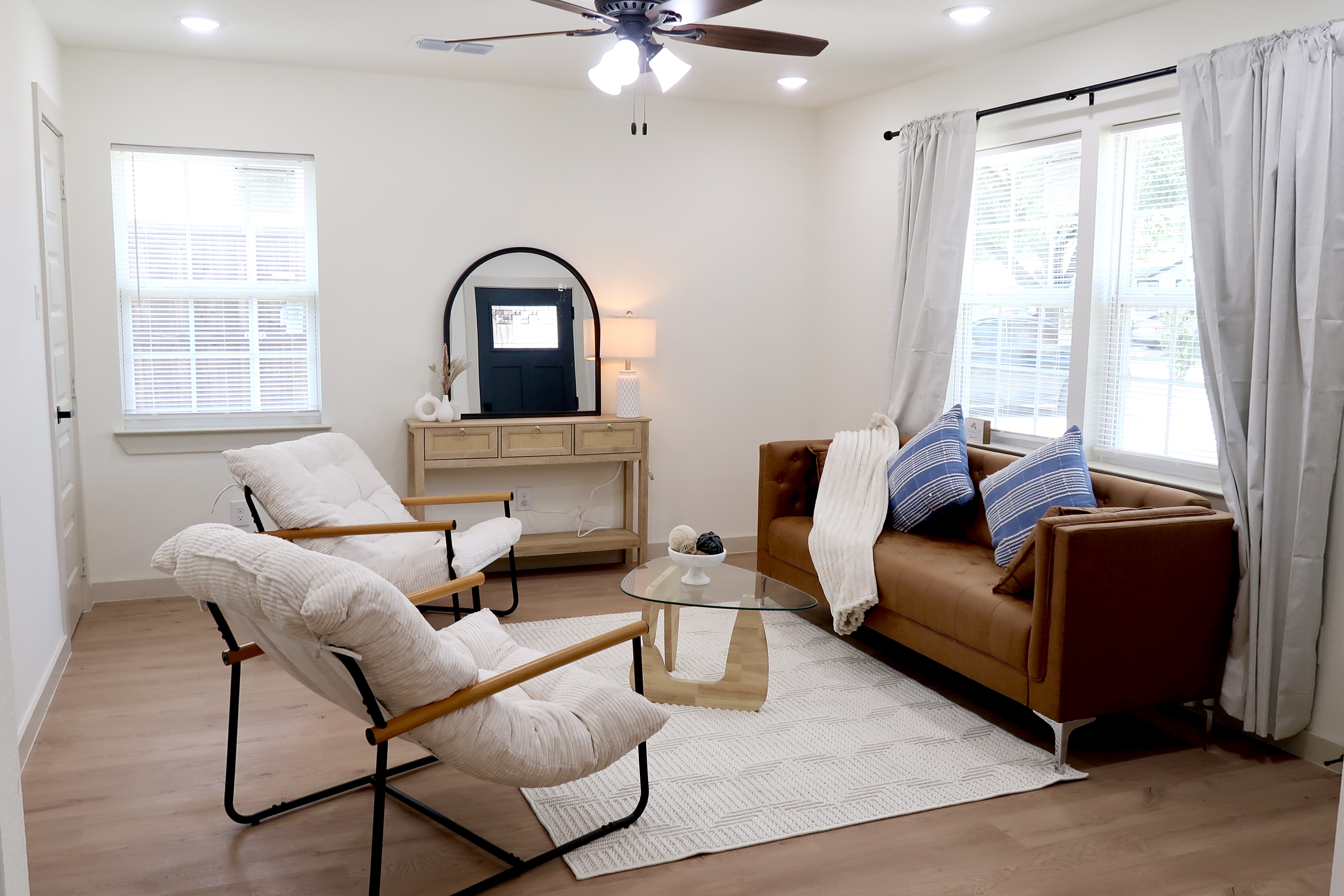Perfectly Located 3b2b Entire Home + Workspace photo 2