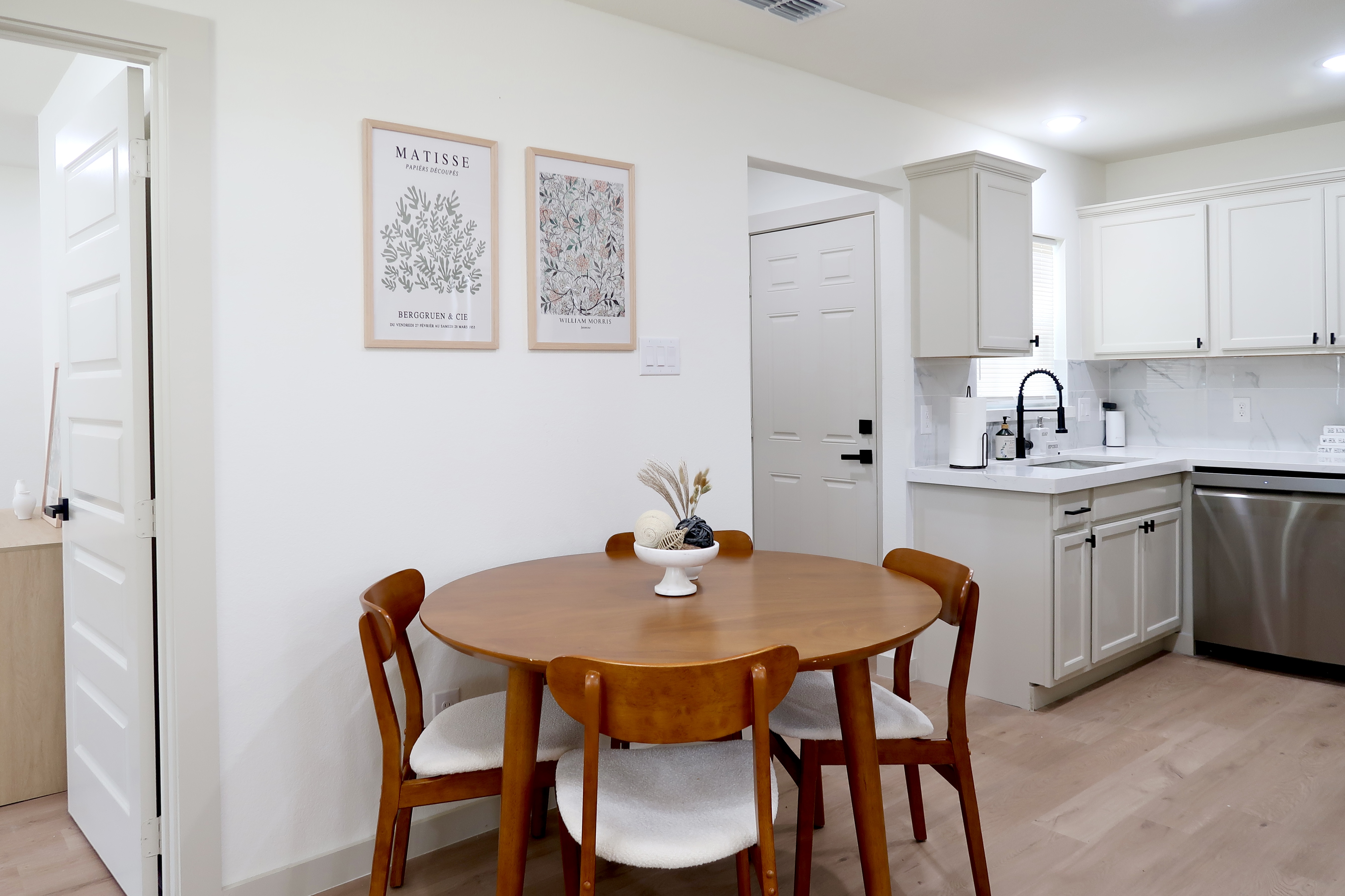Perfectly Located 3b2b Entire Home + Workspace photo 5