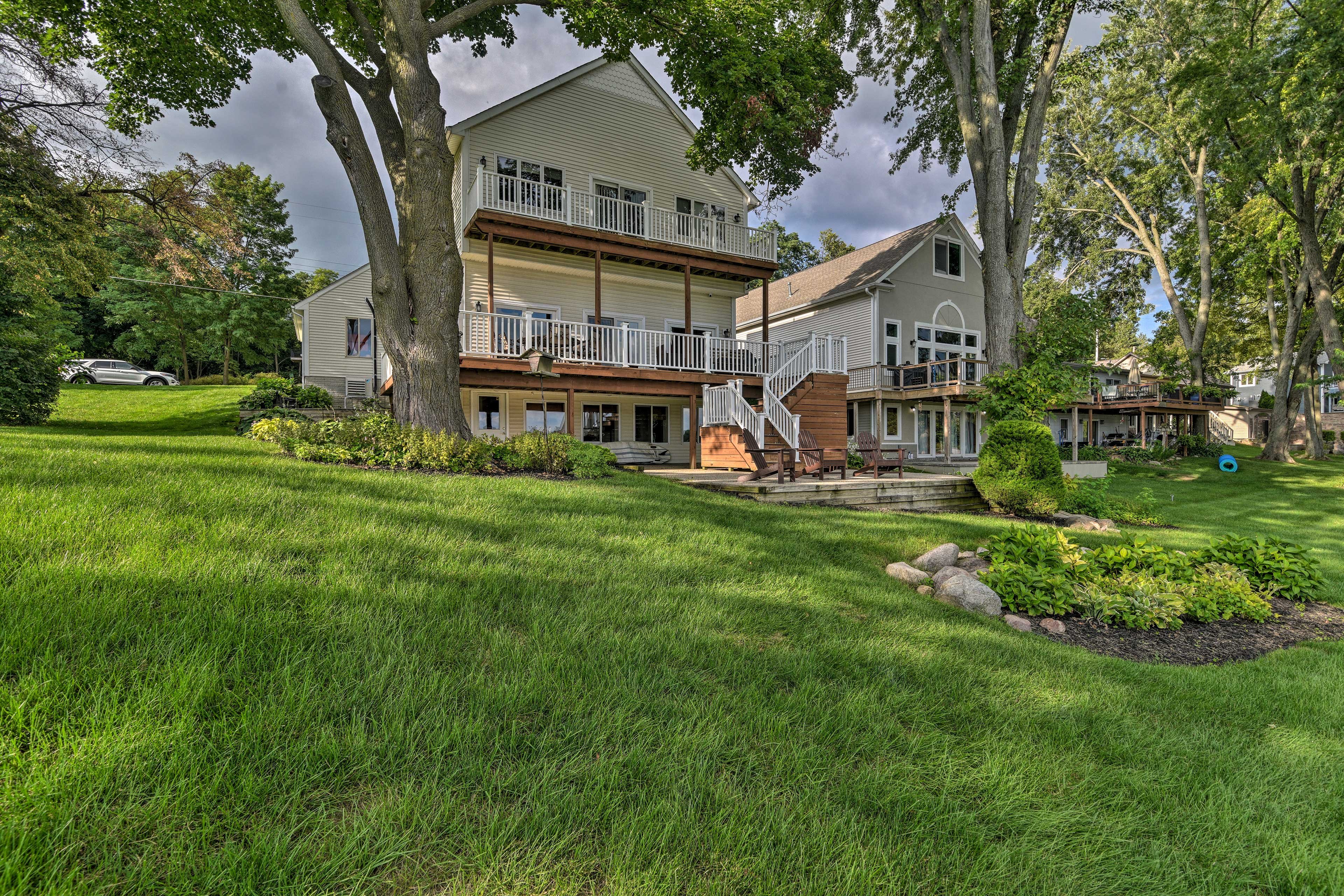 Lakefront Fully Furnished 3 bedroom 2.5 bath  photo 5