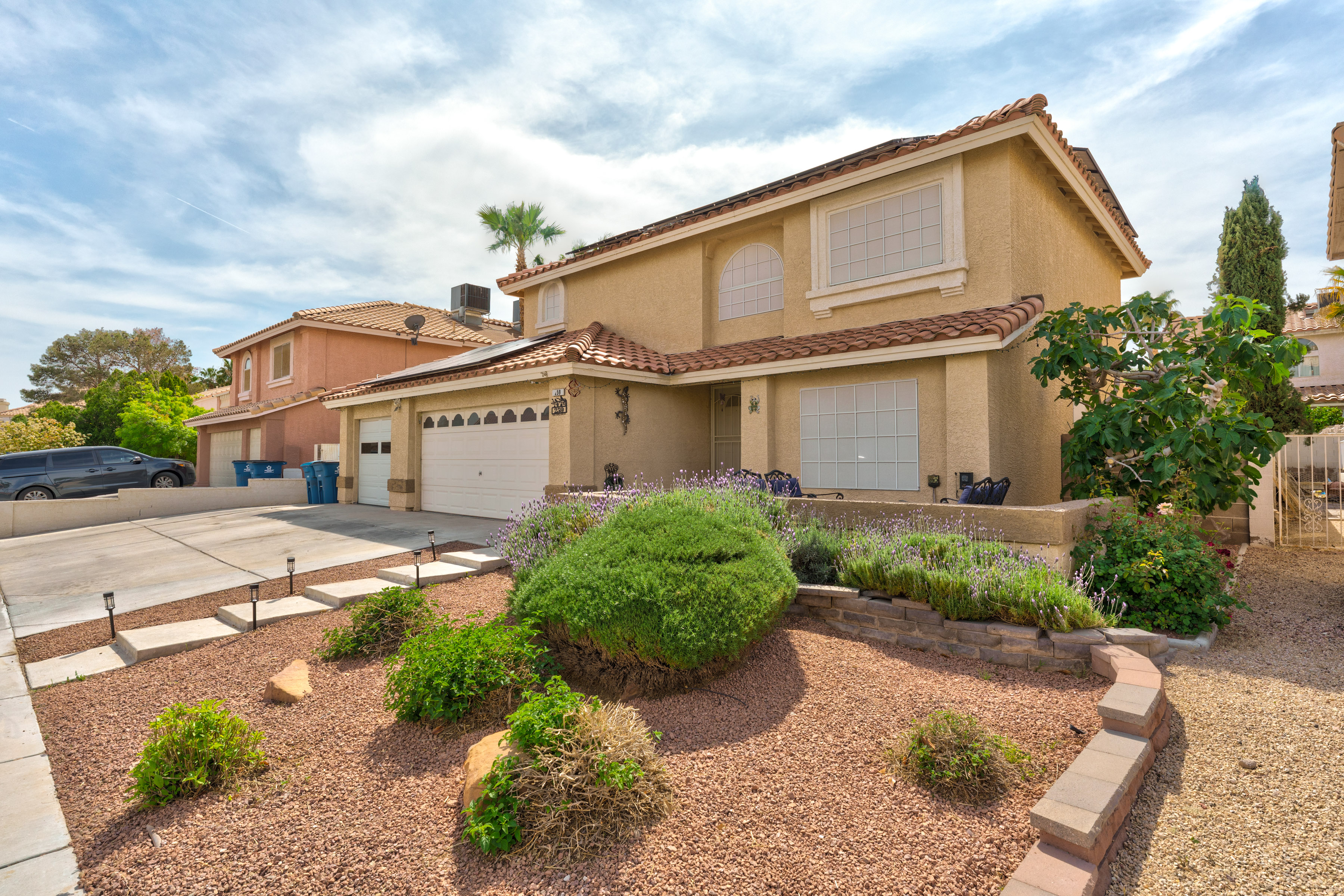Quiet and Spacious 4 Bedroom House with a Pool  photo 2