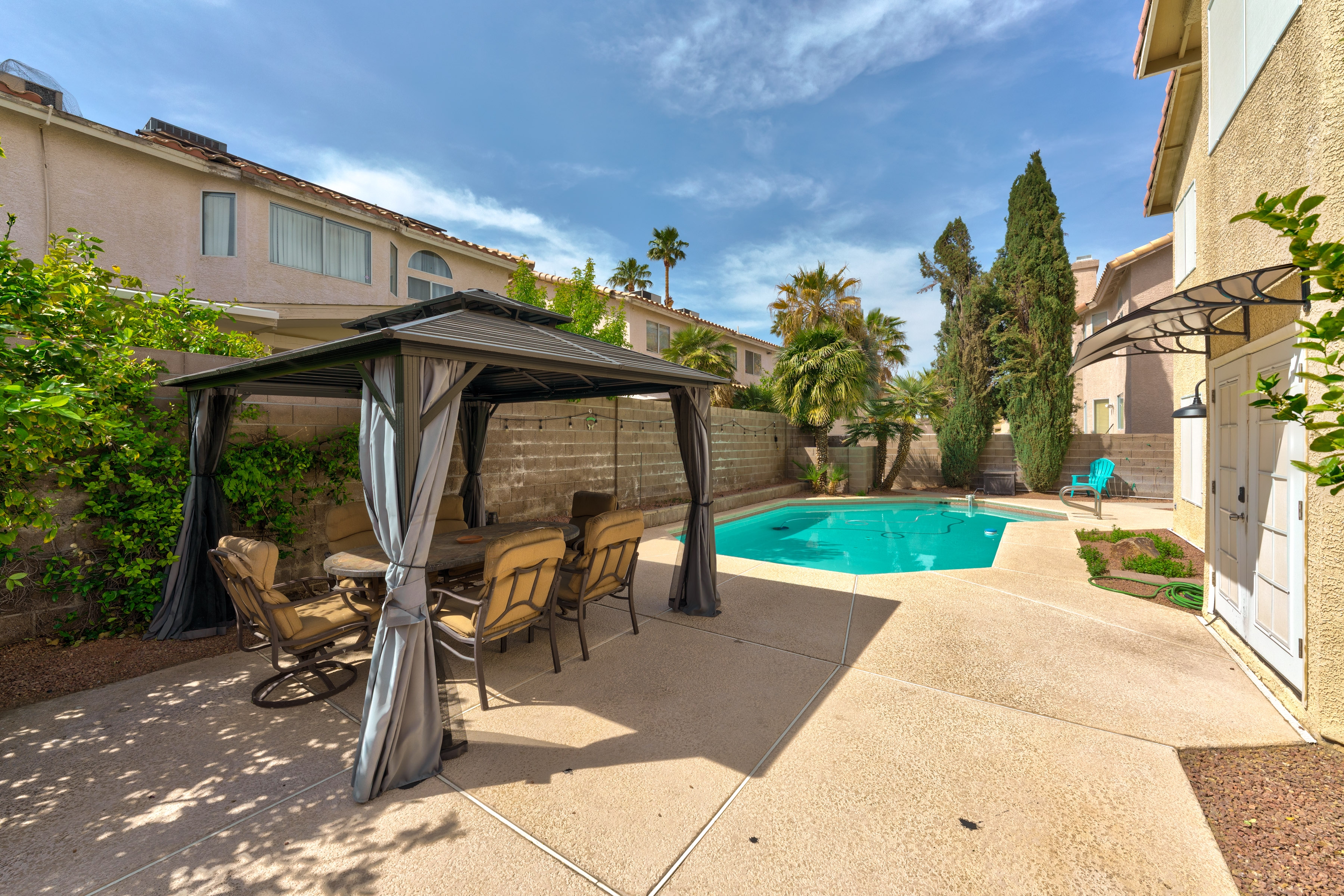 Quiet and Spacious 4 Bedroom House with a Pool  photo 3