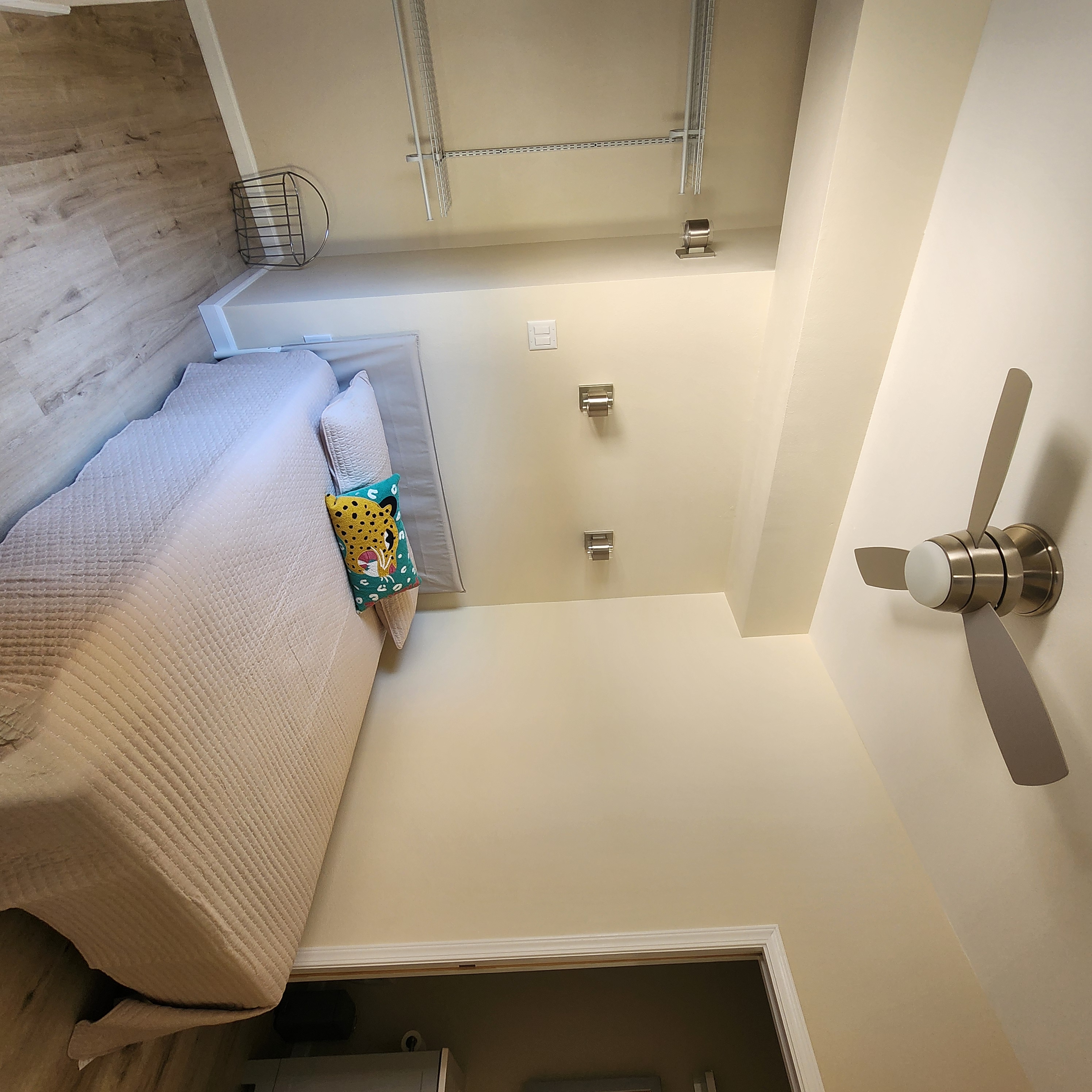Eastlake Studio Apt -All Utilities Included  photo 2