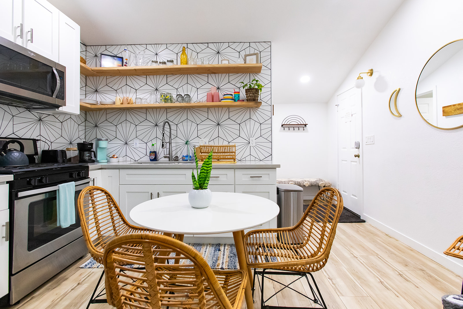✨Brand New Guest Suite✨2min to Beach + Parking! photo 2