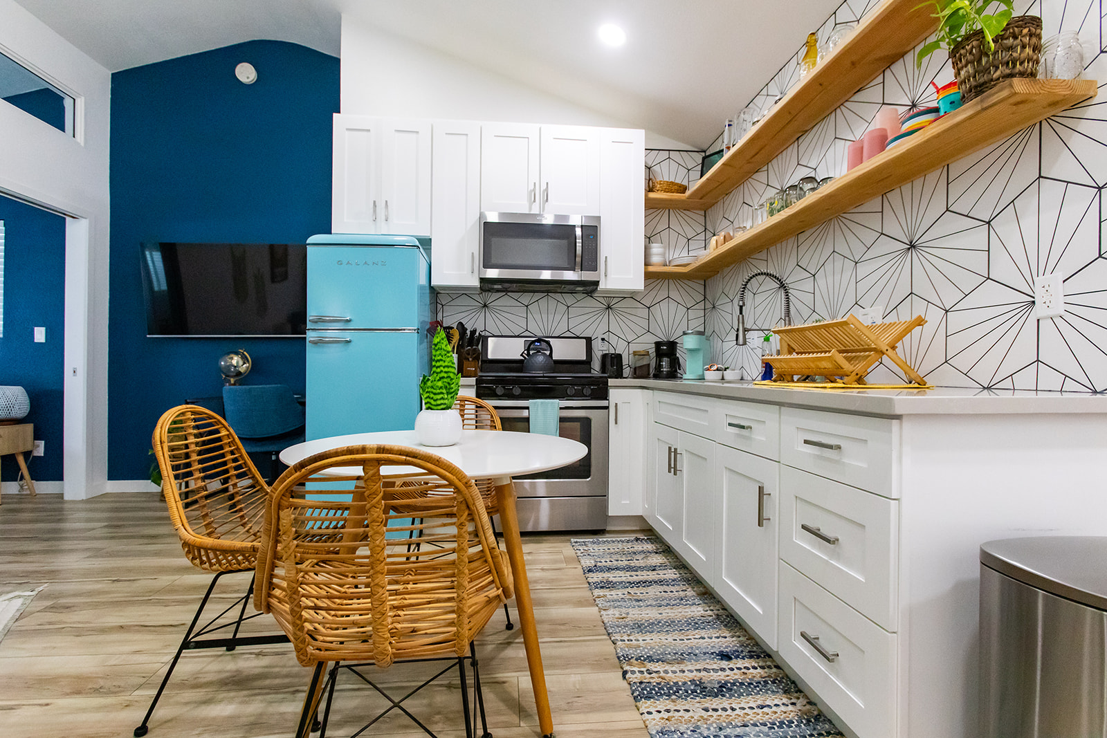 ✨Brand New Guest Suite✨2min to Beach + Parking! photo 3