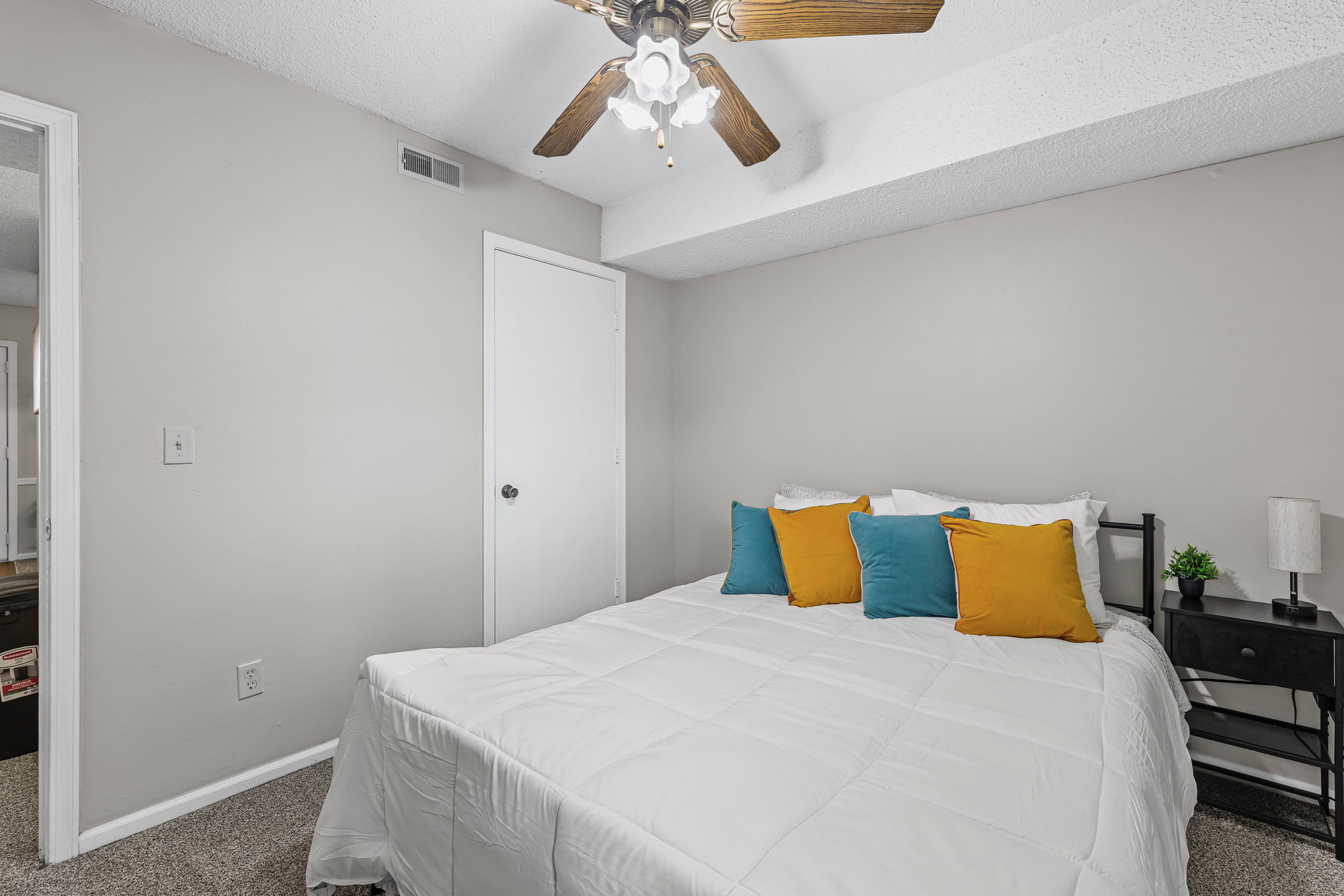 Top Floor Apartment! 4 Seasons Pool, 24hr Fitness  photo 2