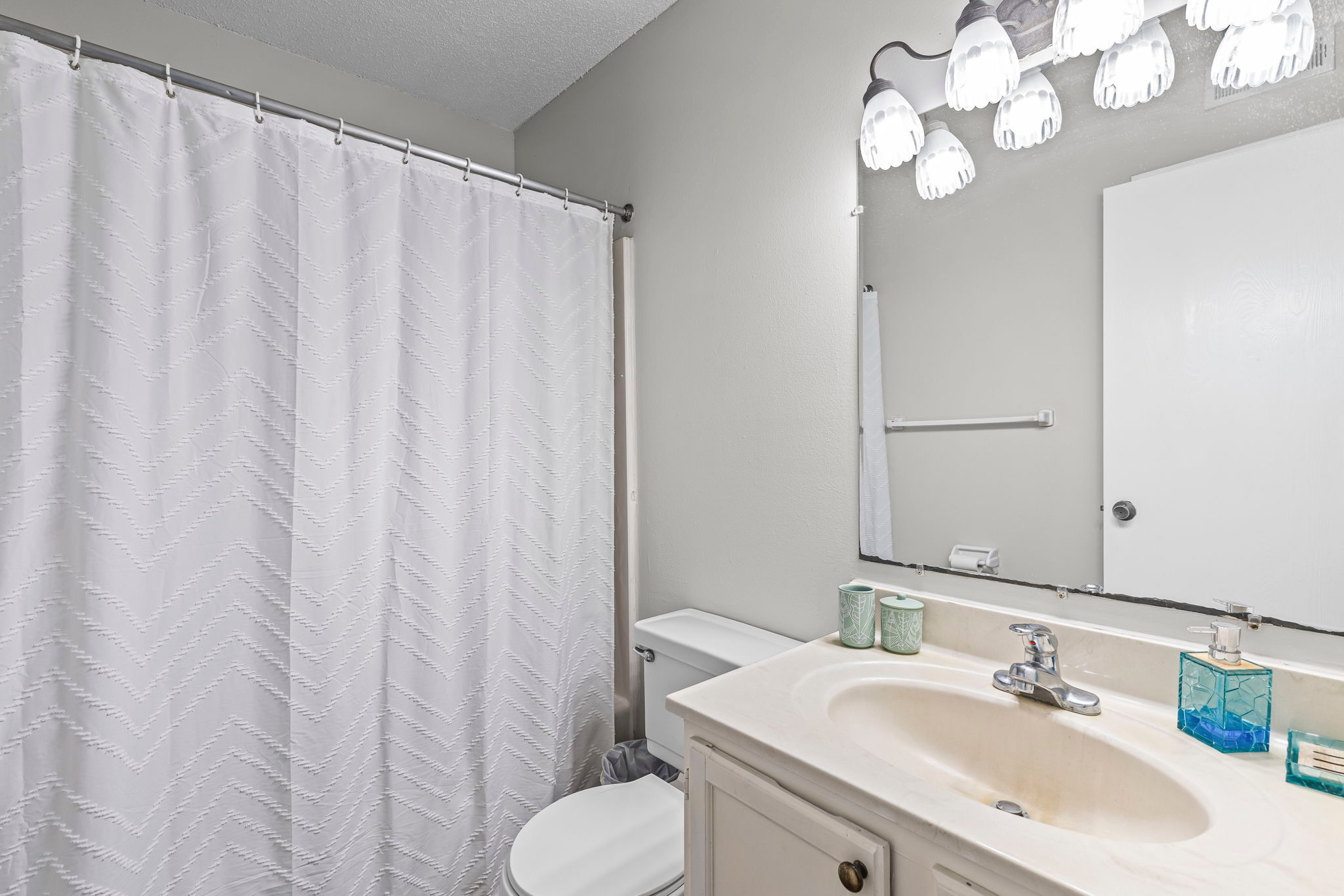 Top Floor Apartment! 4 Seasons Pool, 24hr Fitness  photo 3