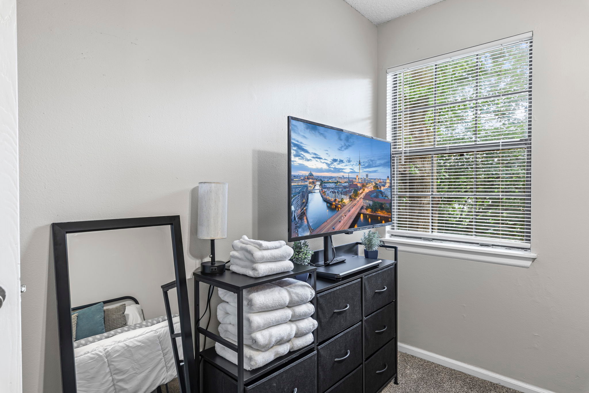 Top Floor Apartment! 4 Seasons Pool, 24hr Fitness  photo 4