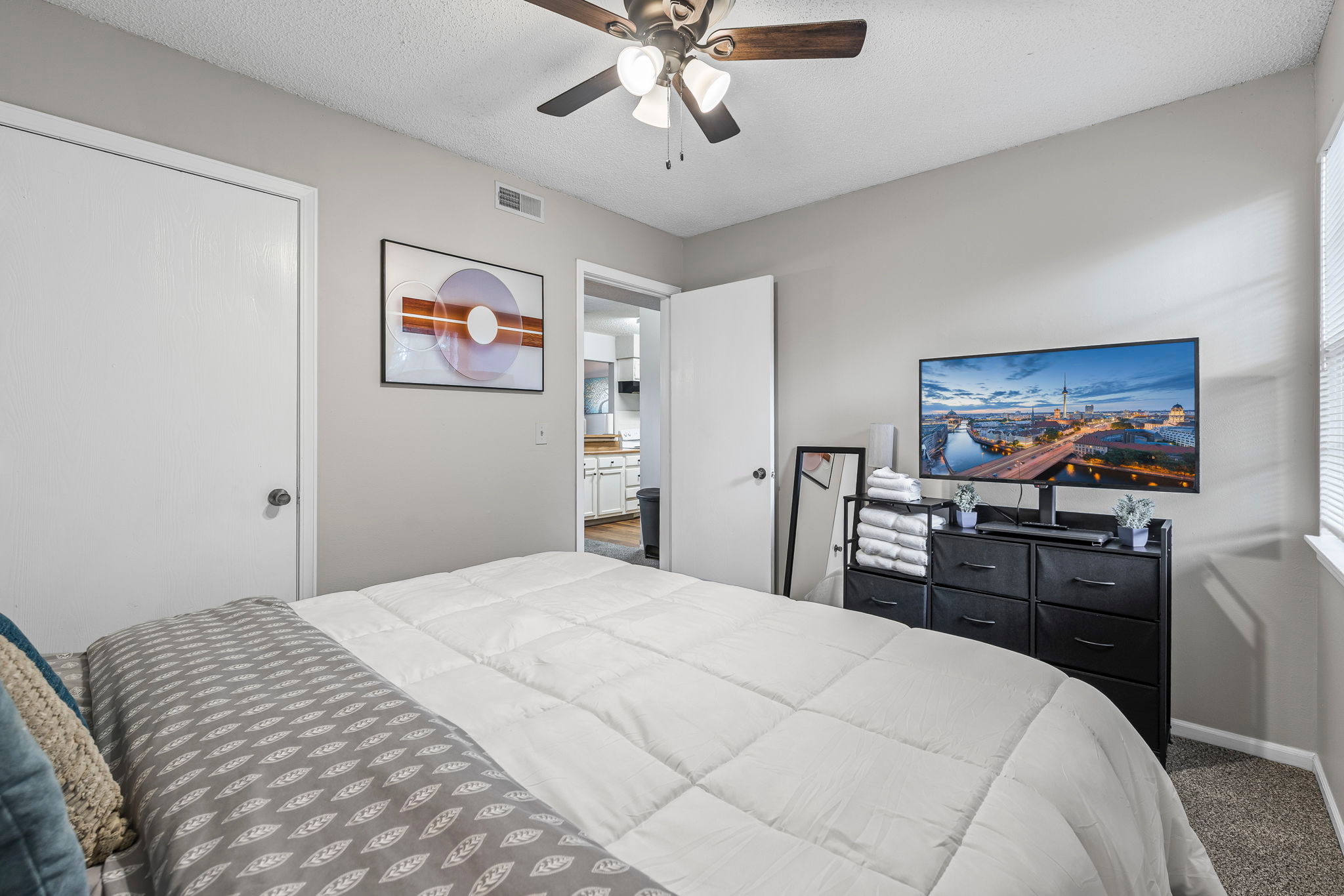 Top Floor Apartment! 4 Seasons Pool, 24hr Fitness  photo 5