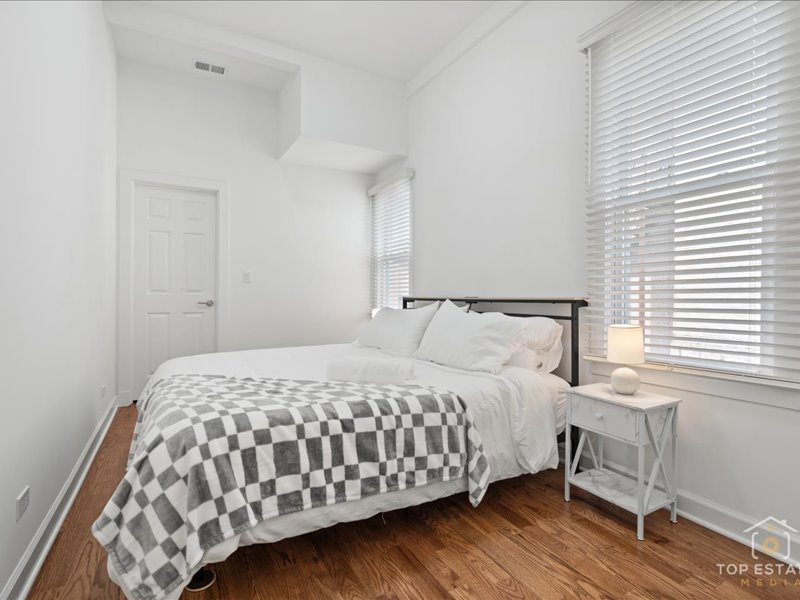 Chic 2-bedroom/2-bath apartment in Chicago photo 5