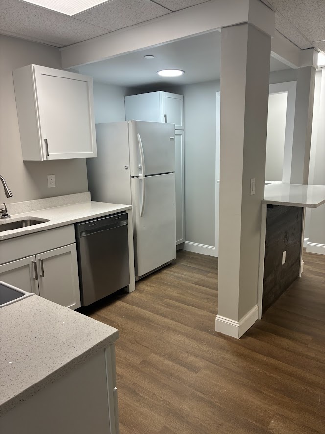 Newly Renovated 2 Bedroom / 1 Bath Apartment Be th photo 3