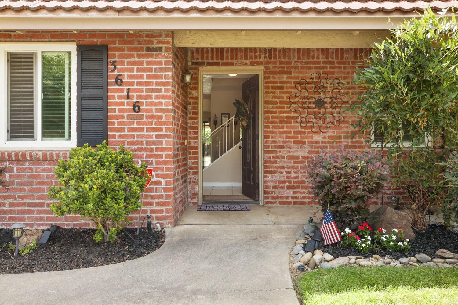 Spacious Pet-Friendly Midterm Rental/ 5 bedrooms photo 3