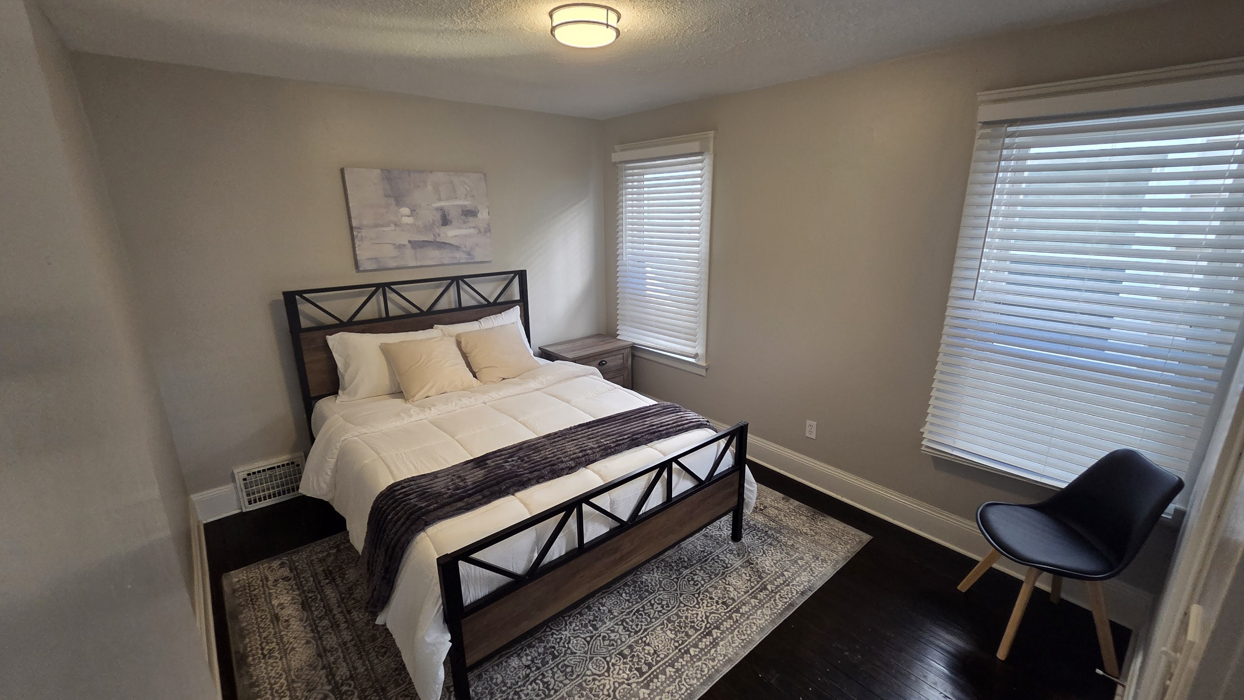 2BR Laundry, Parking, Fenced Yard, Pets photo 4