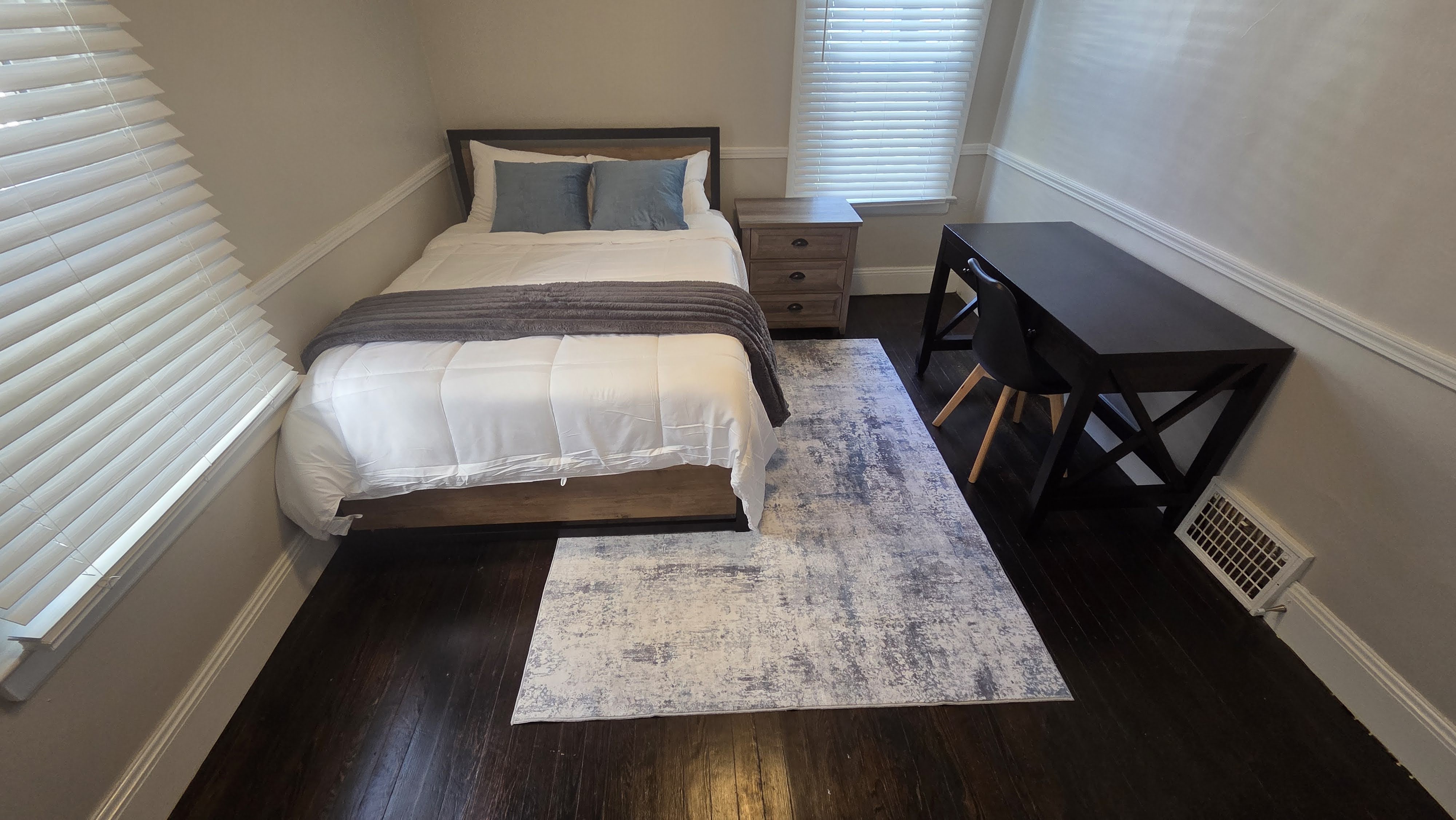 2BR Laundry, Parking, Fenced Yard, Pets photo 3