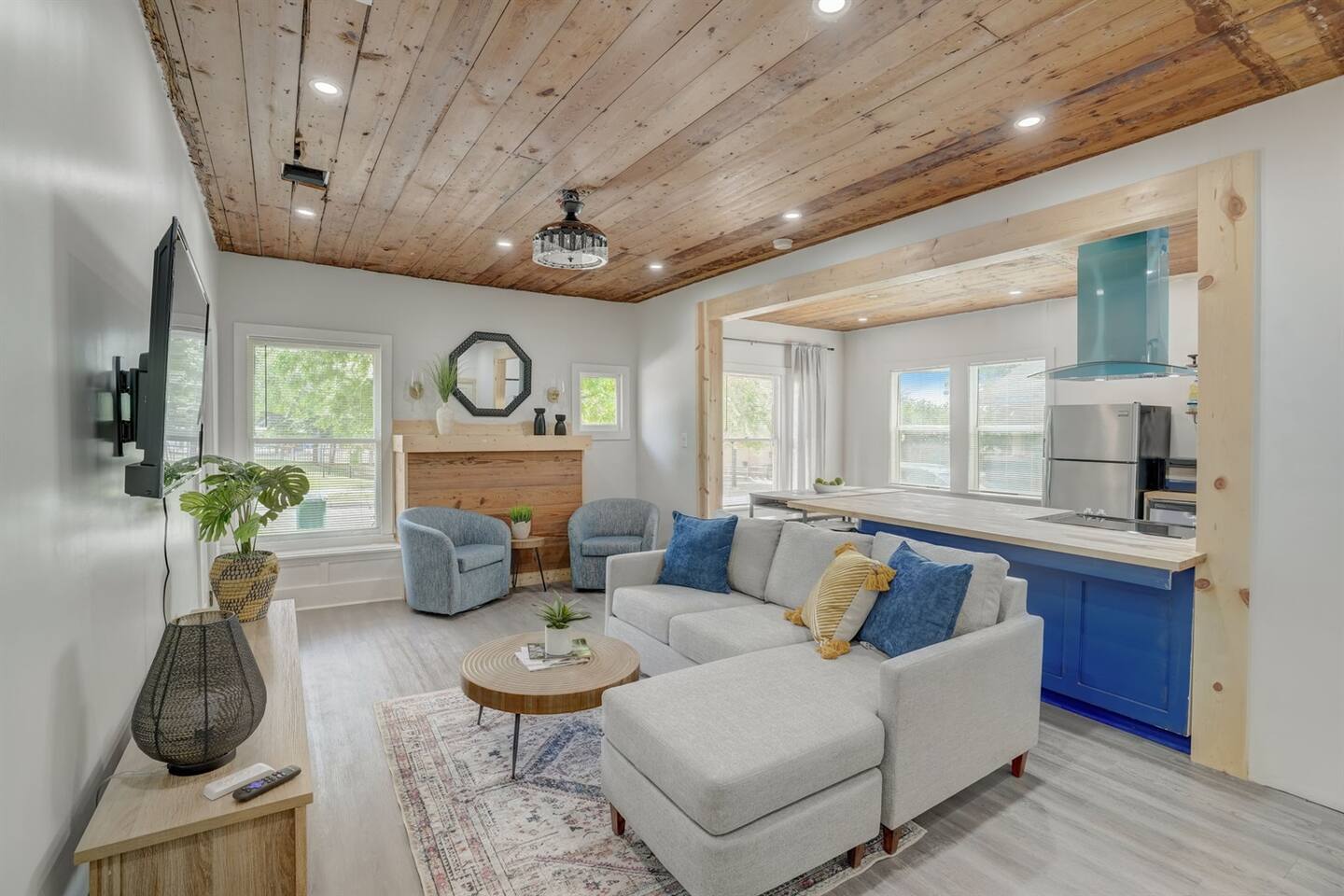  Fully Furnished 3BR / 2BA Home – All Utilities In photo 3