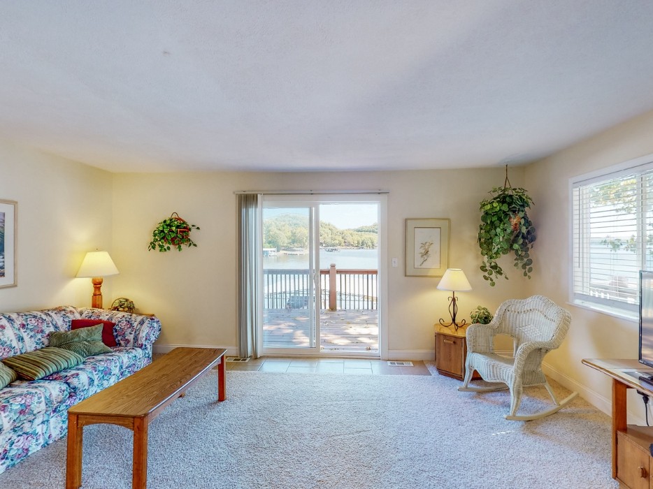 Enjoy Lake of the Ozarks at Markley Manor photo 3