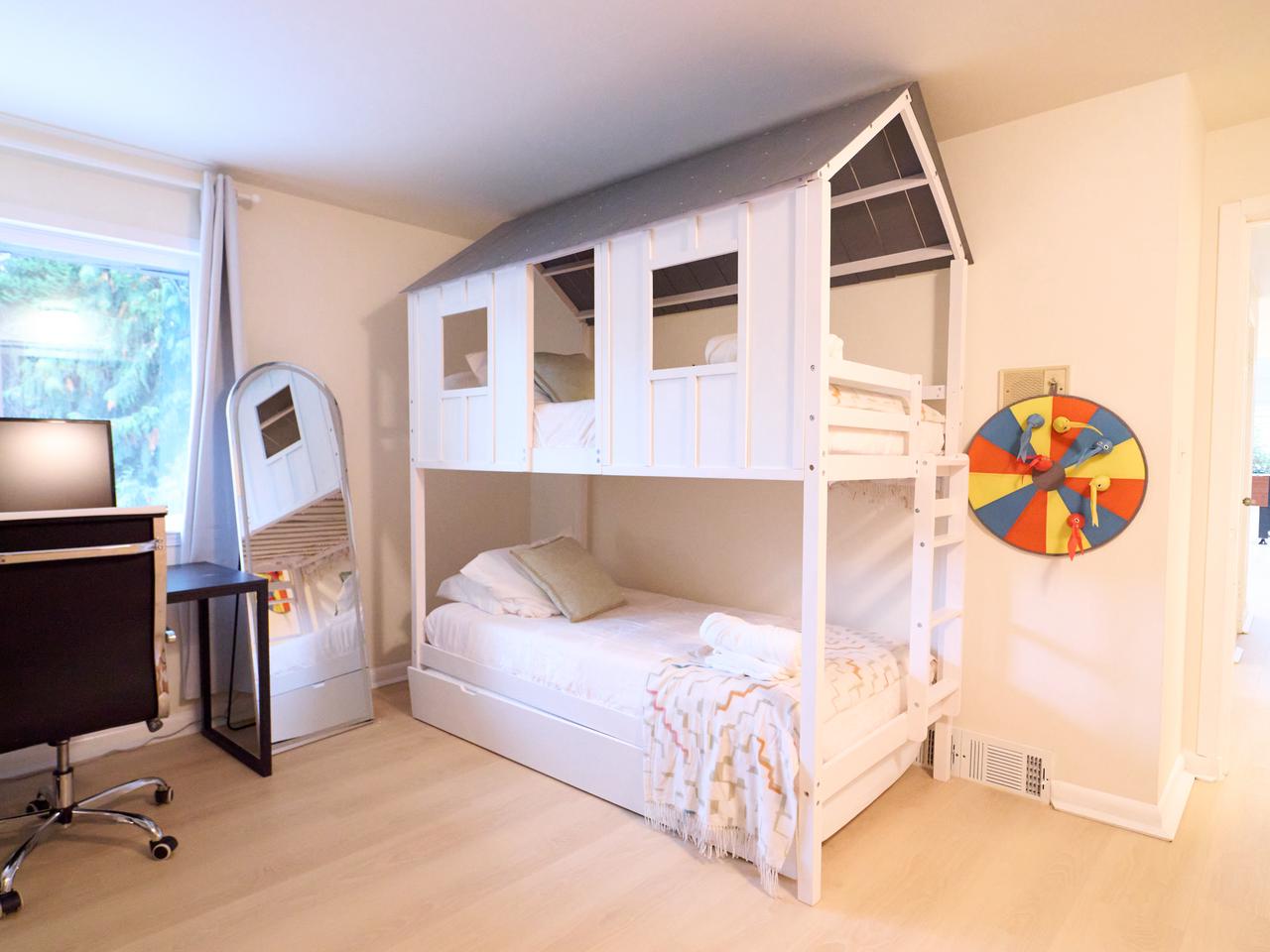 Stylish House w/ Huge Backyard, EV Charging & Pet photo 4